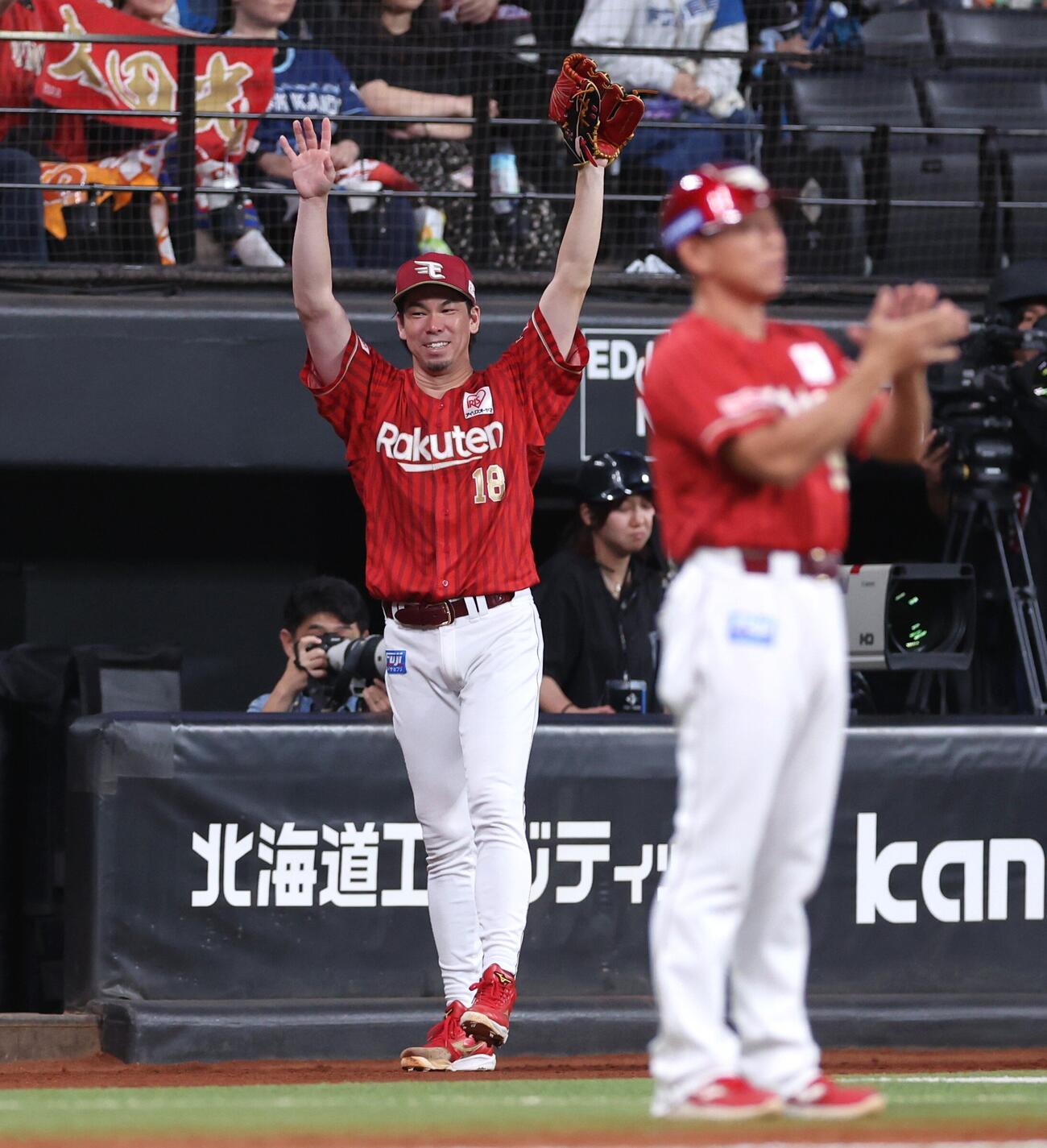 日本ハム対楽天　8回表楽天2死満塁、太田光の走者一掃二塁打で万歳する前田健太（撮影・黒川智章）