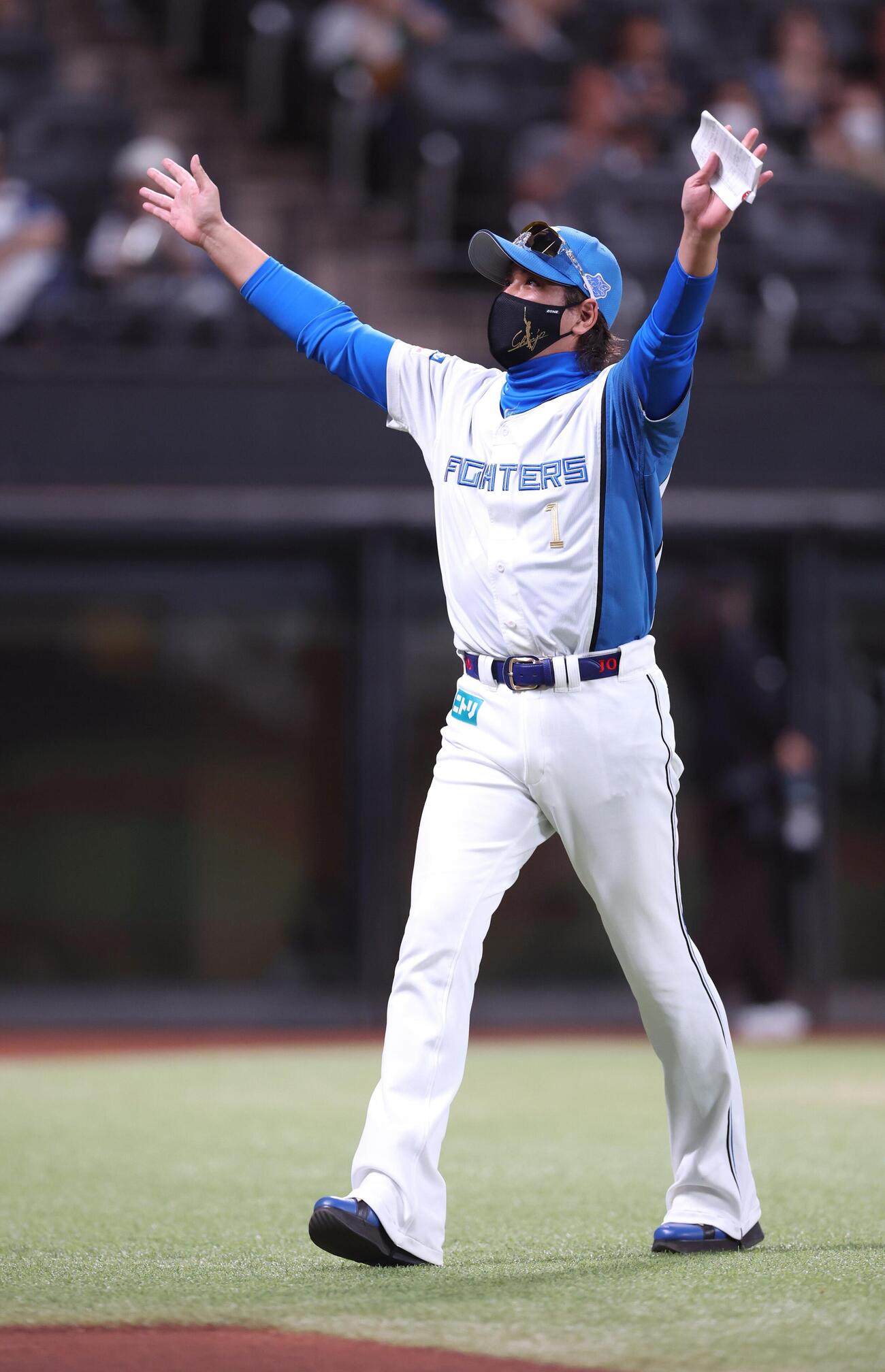 日本ハム対楽天　スタンドに手を振る新庄剛志監督（撮影・黒川智章）