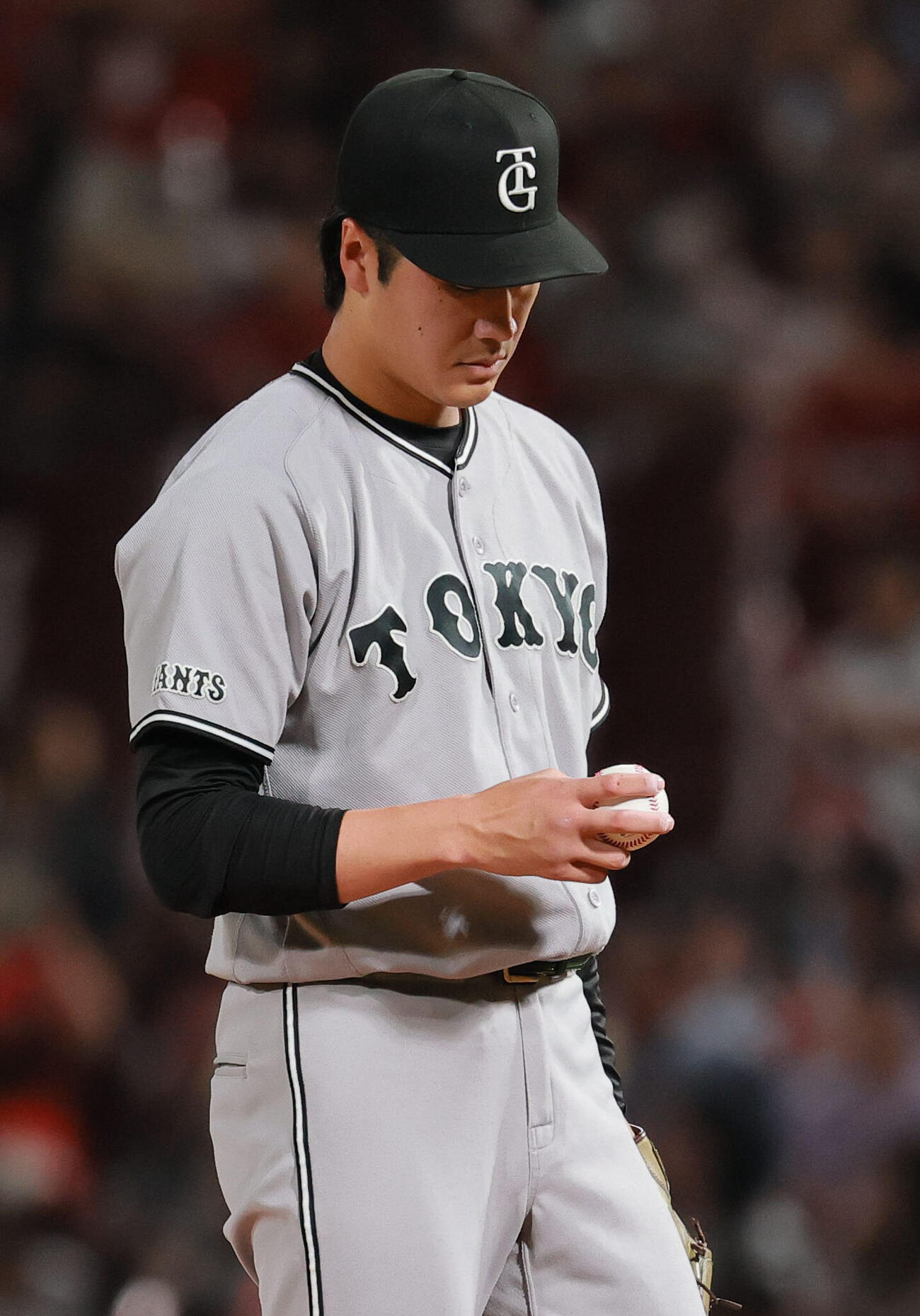 広島対巨人　4回裏広島無死二塁、西舘勇陽は坂倉将吾に2点本塁打を浴びる（撮影・上山淳一）