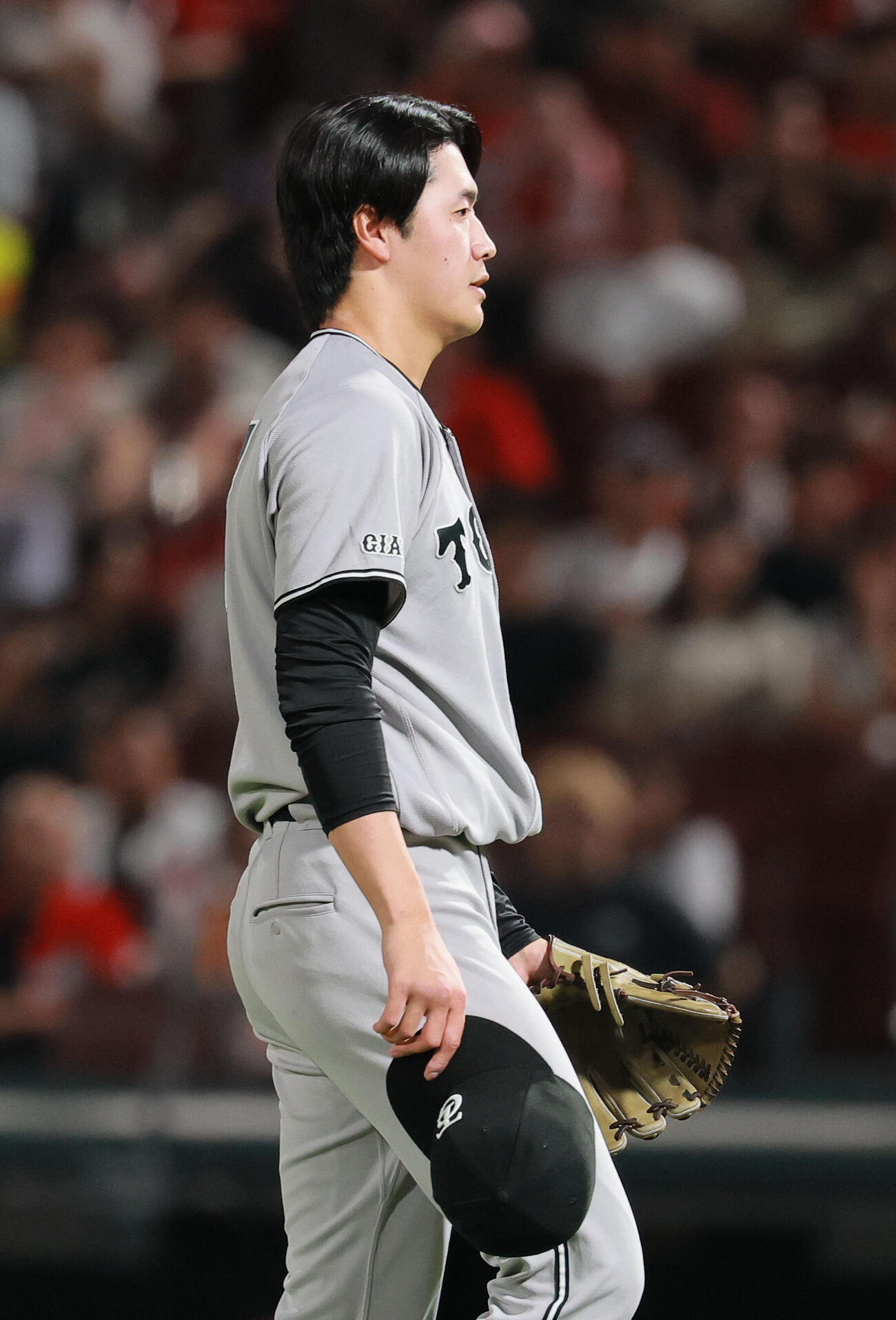 広島対巨人　6回裏広島無死、中村奨成に死球を当て帽子を取る西舘勇陽（撮影・上山淳一）