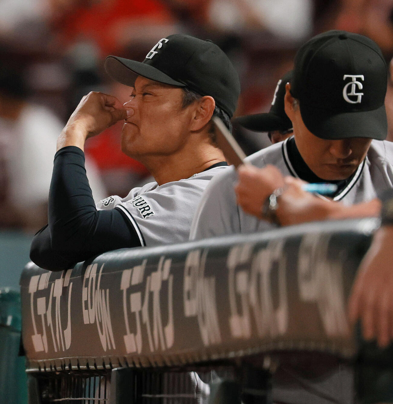 広島対巨人　9回表巨人2死、佐々木俊輔が一直に倒れ渋い表情をみせる橋上秀樹監督代行（撮影・上山淳一）