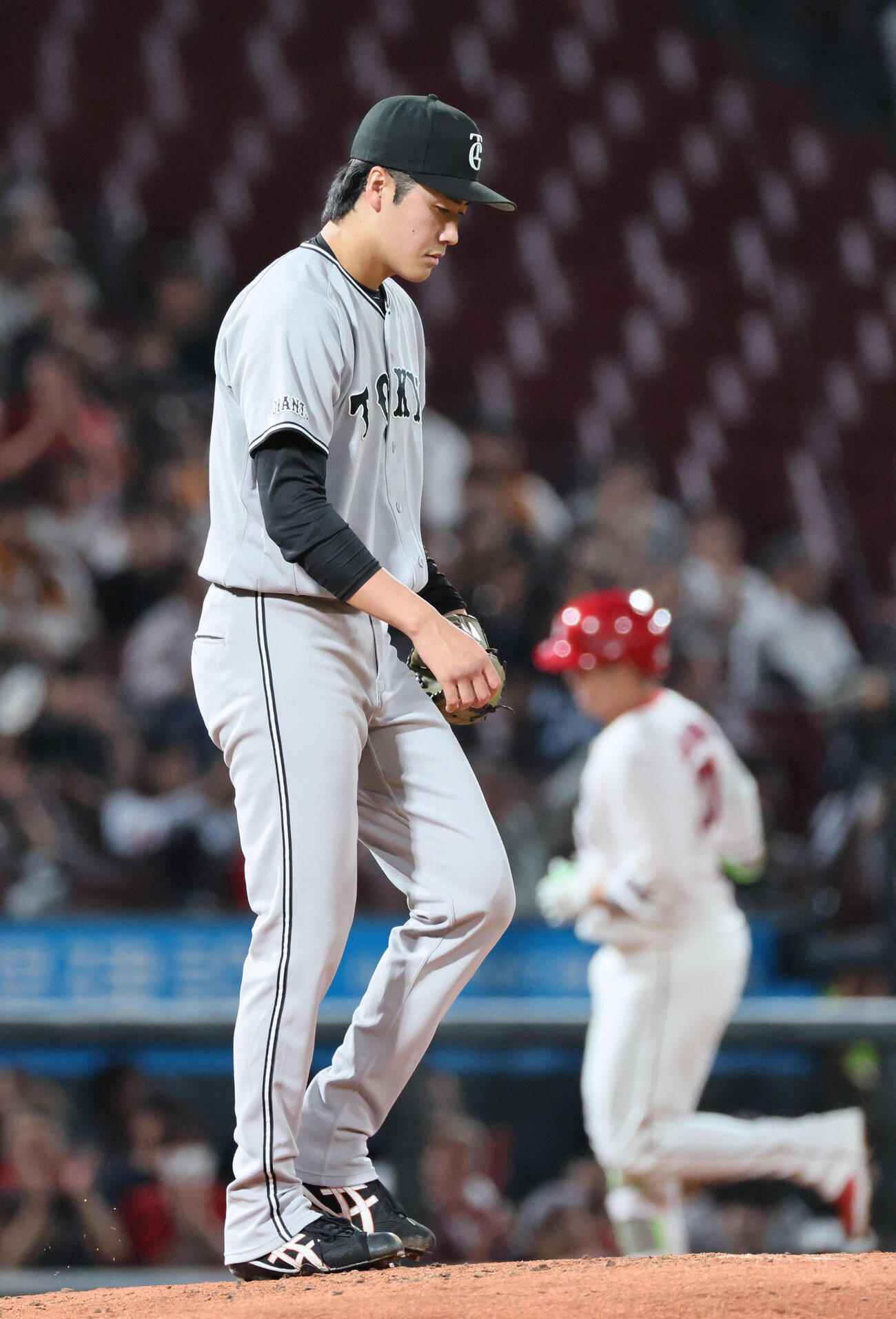 広島対巨人　4回裏広島無死二塁、坂倉将吾に先制右越え2点本塁打を浴びた西舘勇陽（撮影・加藤孝規）