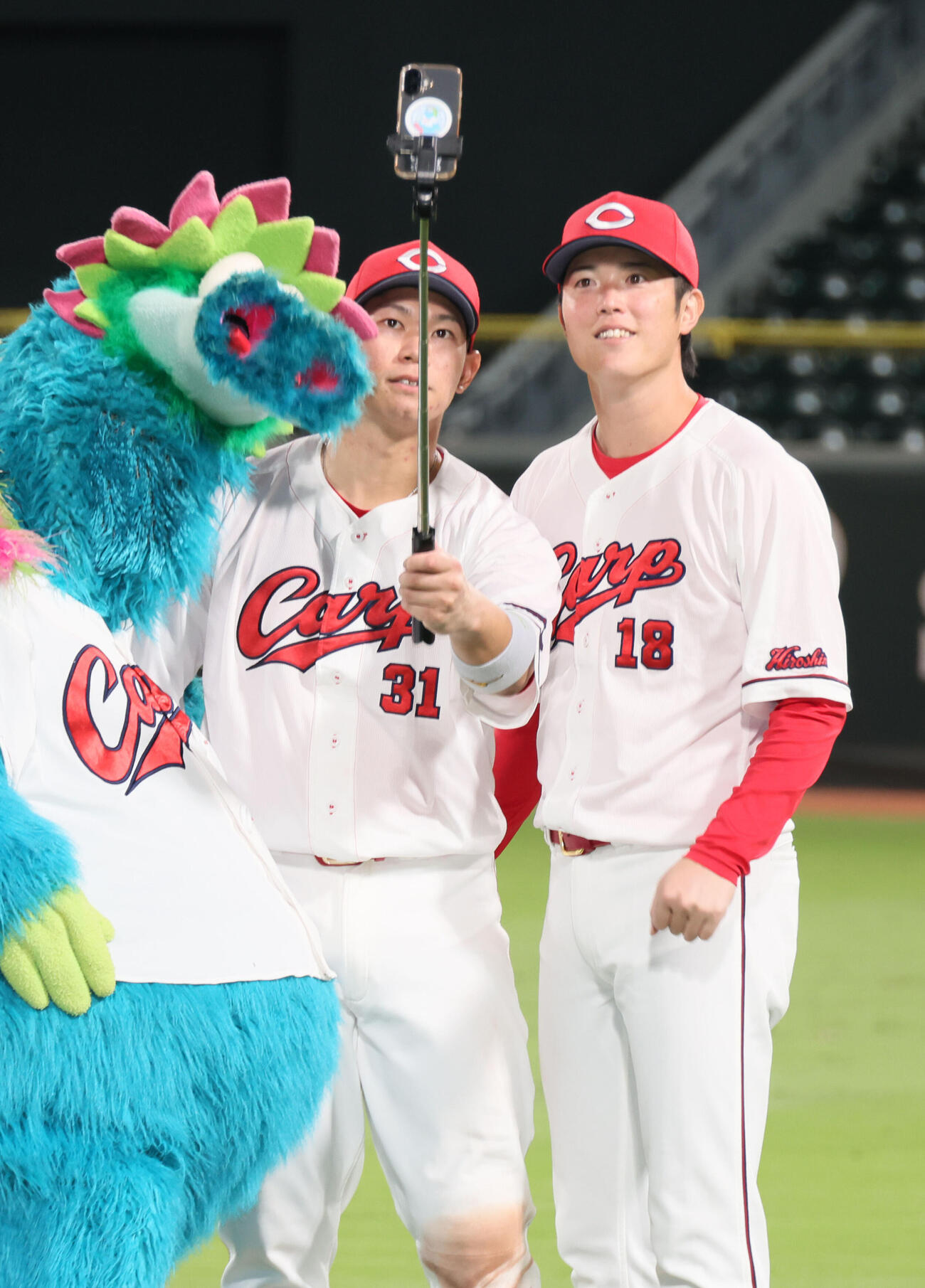 広島対巨人　自撮りで盛り上がる森下暢仁（右）と坂倉将吾。左はスラィリー（撮影・加藤孝規）