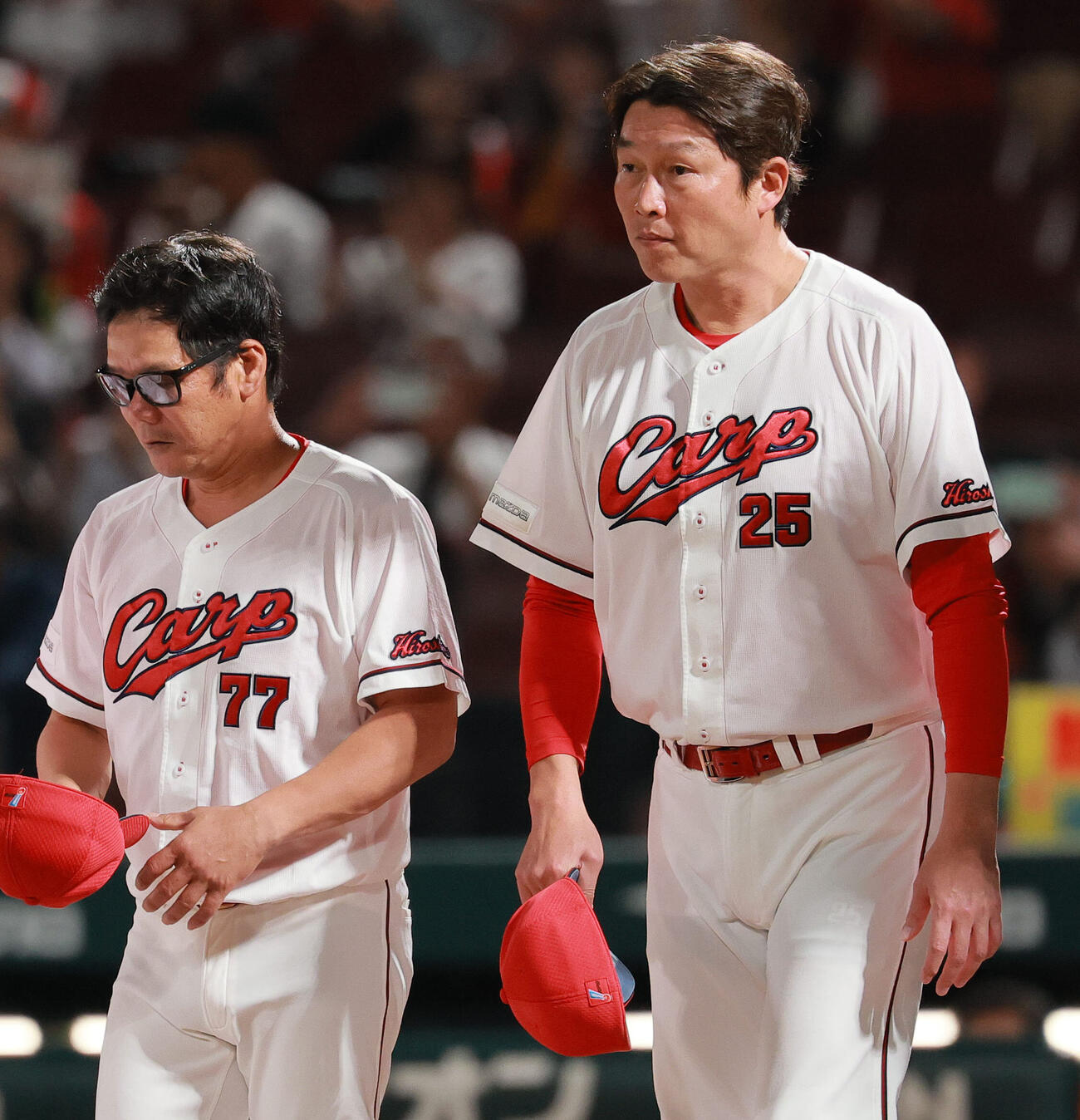 広島対巨人　巨人に勝利し、整列してあいさつする広島新井貴浩監督（右）と藤井彰人ヘッドコーチ（撮影・上山淳一）