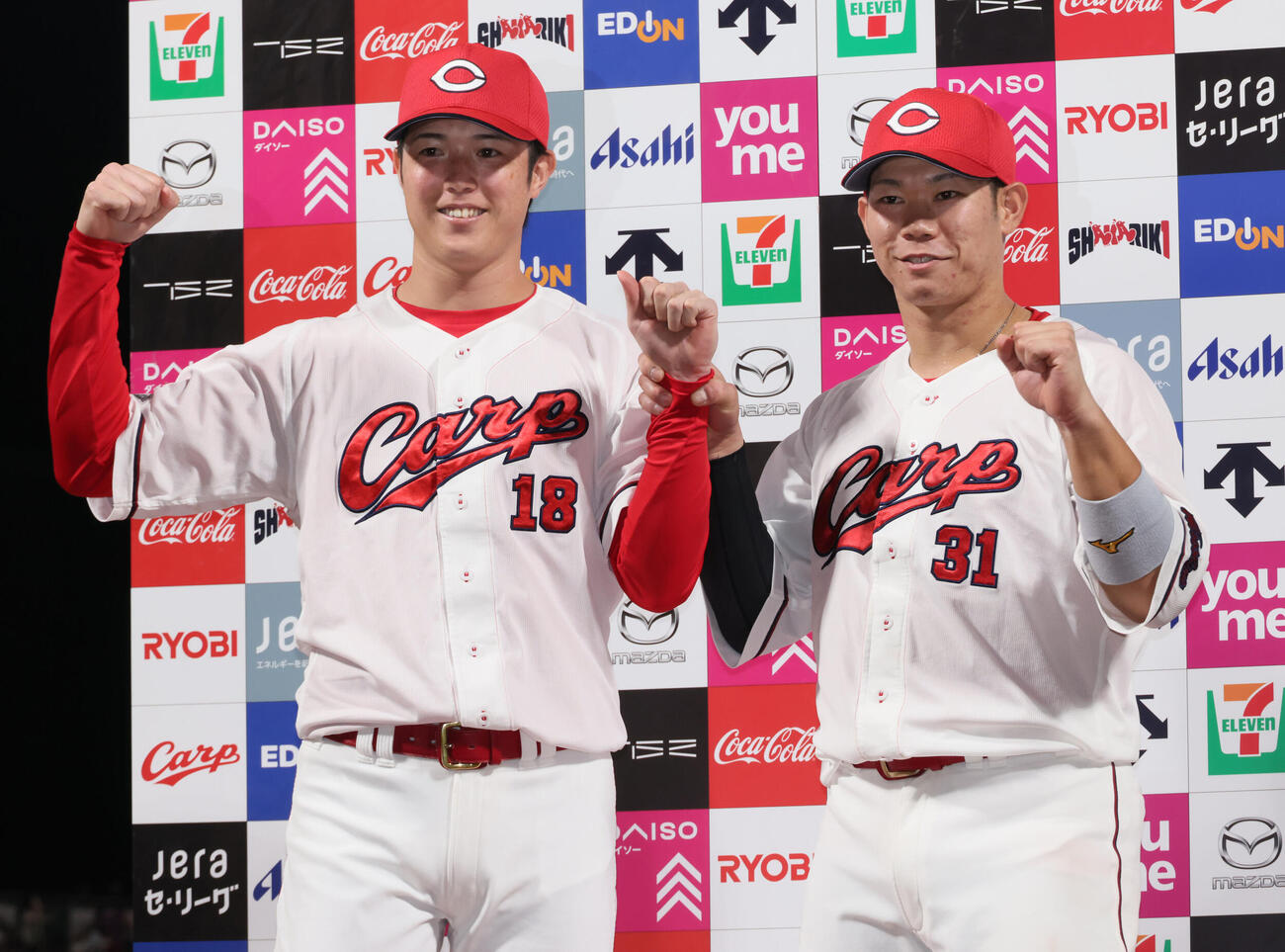 広島対巨人　お立ち台でポーズを決める森下暢仁（左）と坂倉将吾（撮影・加藤孝規）