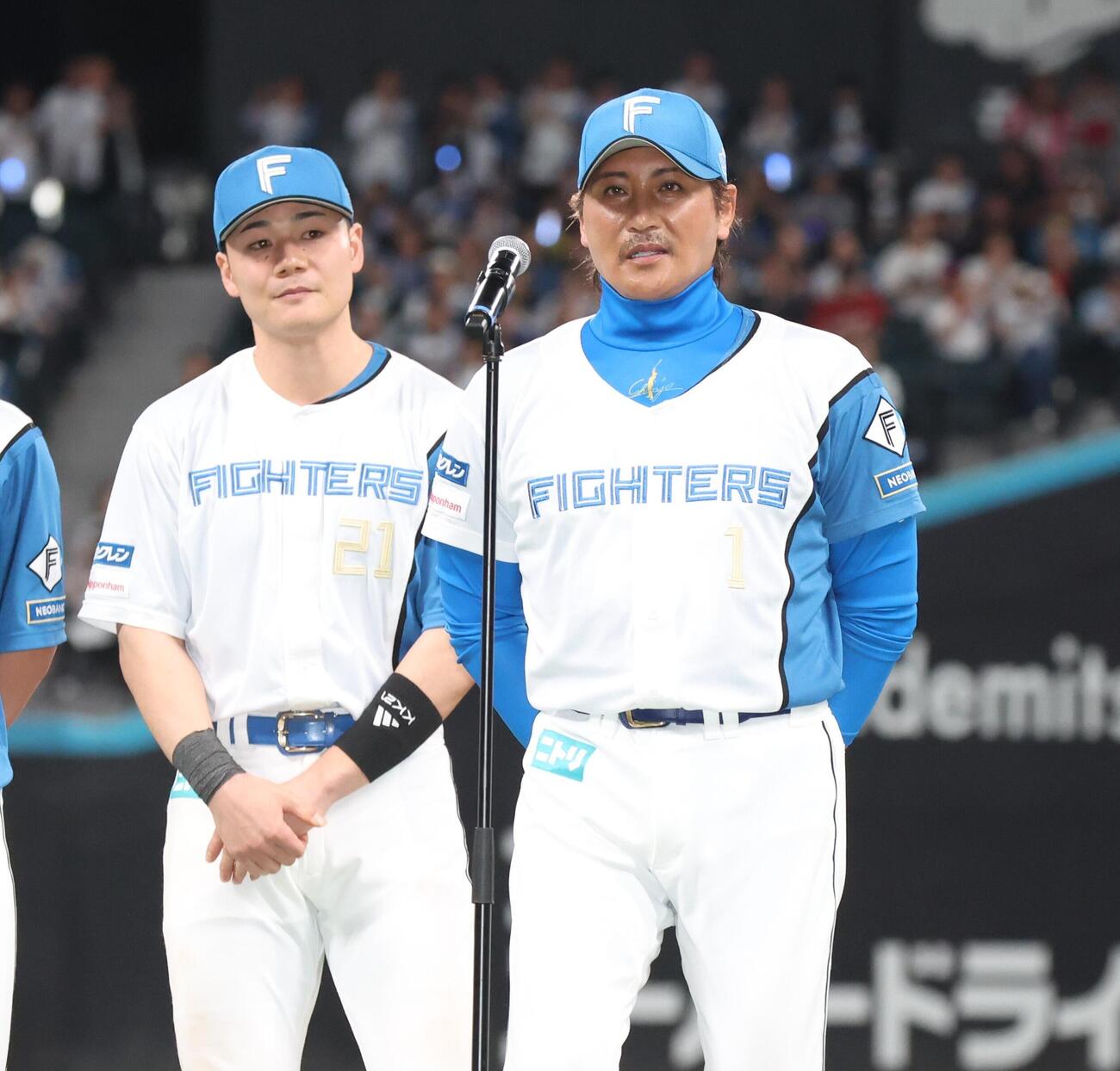 日本ハム対楽天　ホーム最終戦セレモニーであいさつする新庄剛志監督。左は清宮幸太郎（撮影・黒川智章）