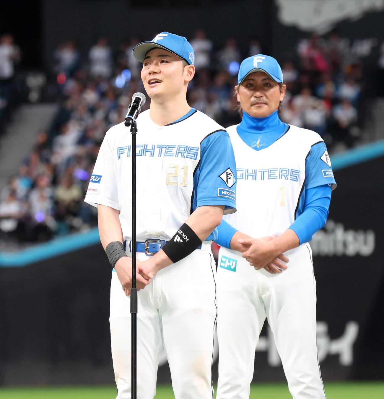 日本ハム対楽天　ホーム最終戦セレモニーであいさつする清宮幸太郎。右は新庄剛志監督（撮影・黒川智章）