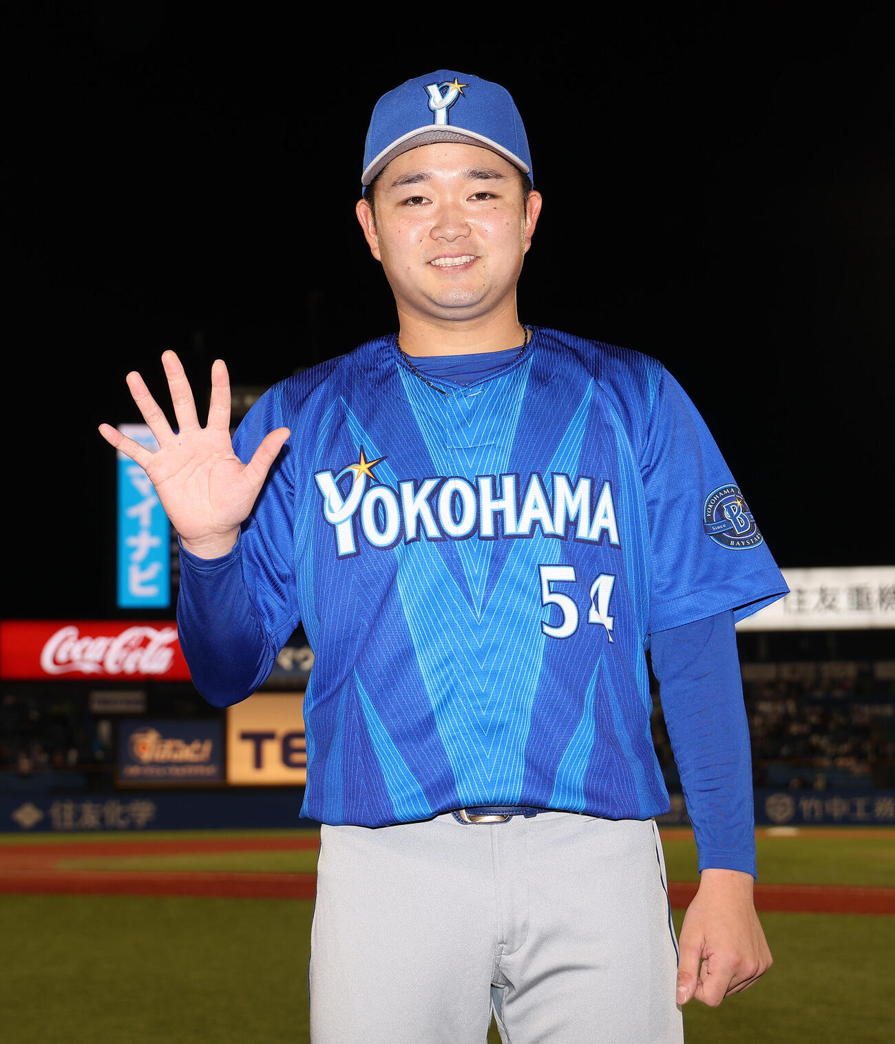 2026年9月17日、ヤクルトに勝利し、5勝目を挙げ写真に納まるDeNA石田裕太郎