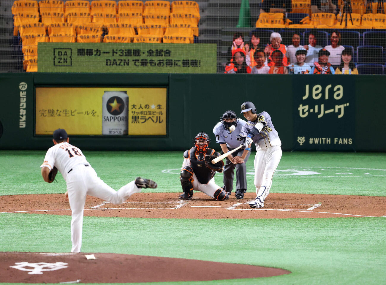 巨人菅野からプロ初本塁打を放つ阪神西勇輝（2020年6月19日撮影）