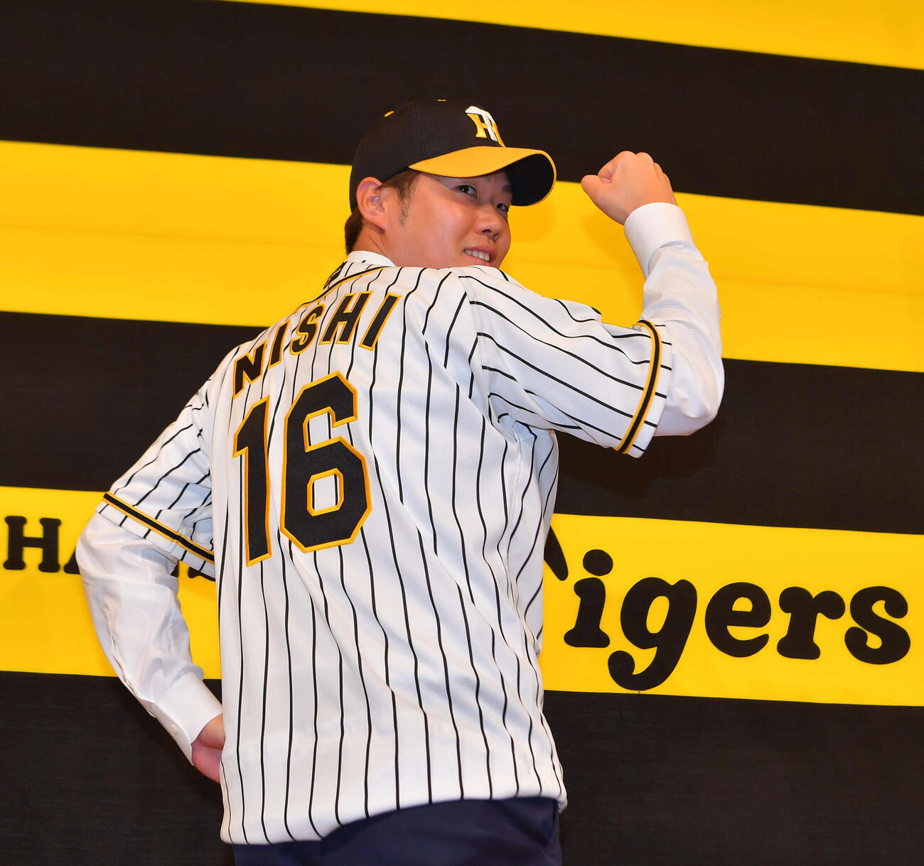 18年12月、オリックスから阪神へ移籍し、入団会見をする西勇輝