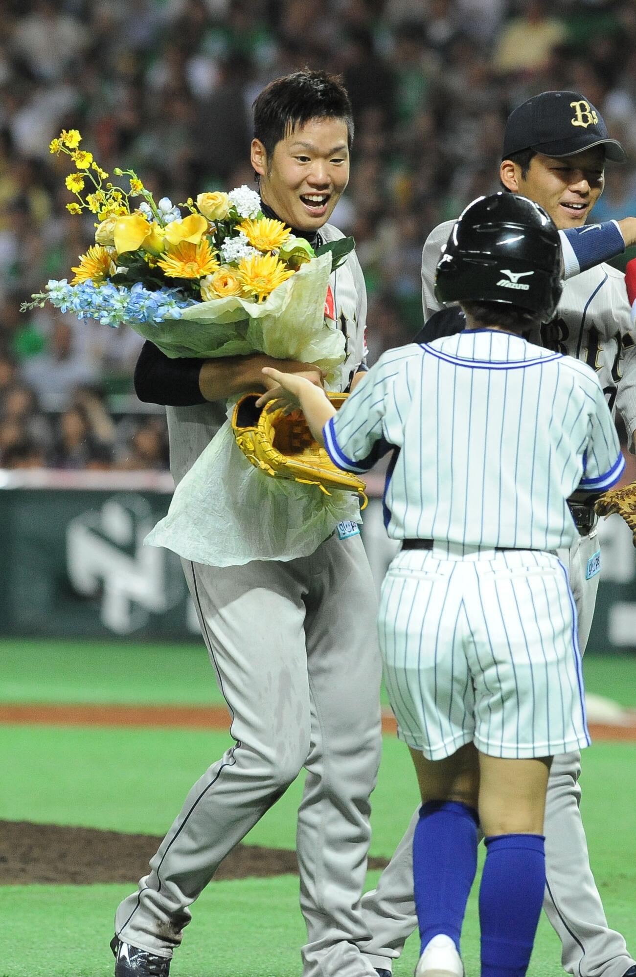12年10月8日、ソフトバンク戦でノーヒットノーランを達成し花束を受け取るオリックス西勇輝