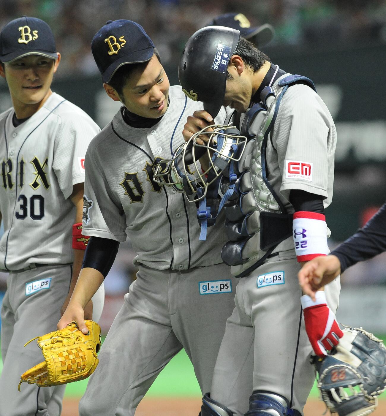 12年10月8日、オリックス西勇輝のノーヒットノーランに涙を流す捕手の伊藤光