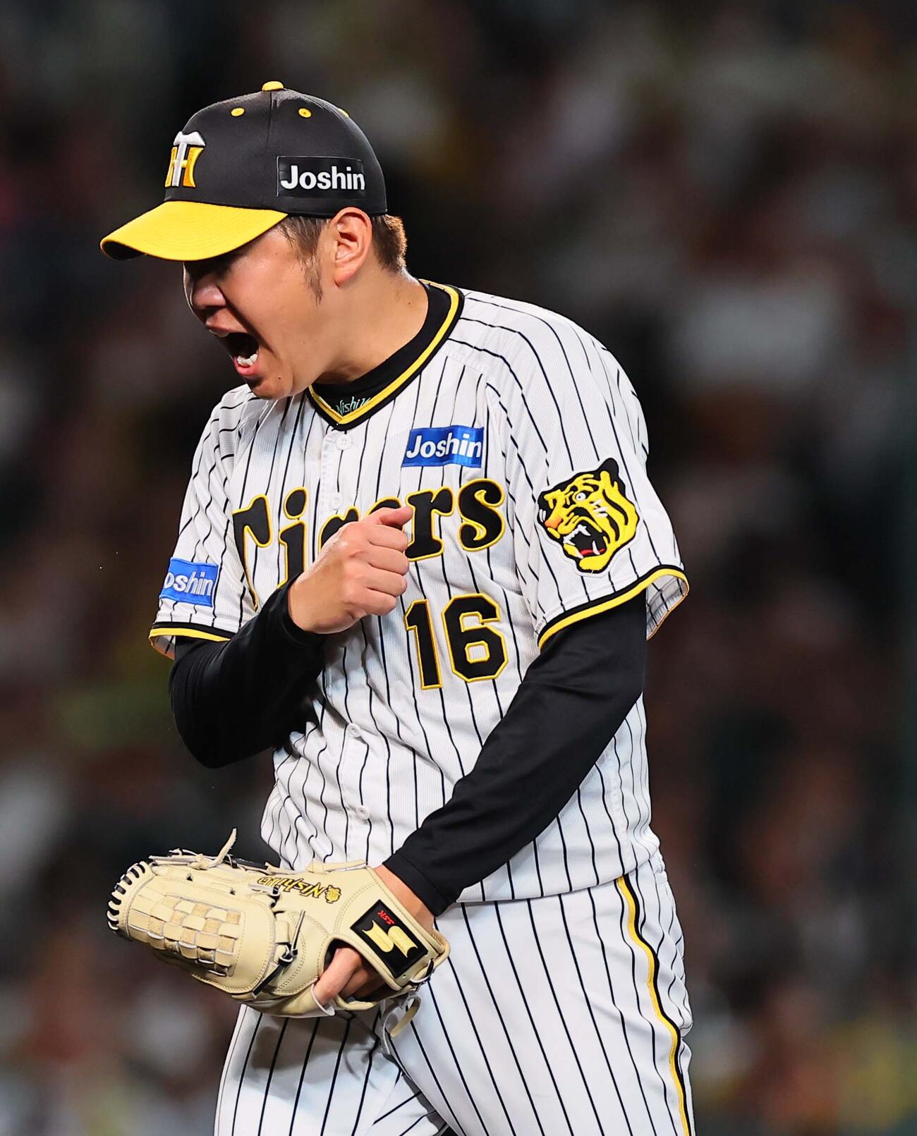 23年9月、阪神対巨人　7回表巨人2死一塁、岡本和真を二ゴロに打ち取った西勇輝は雄たけびをあげながらガッツポーズをする