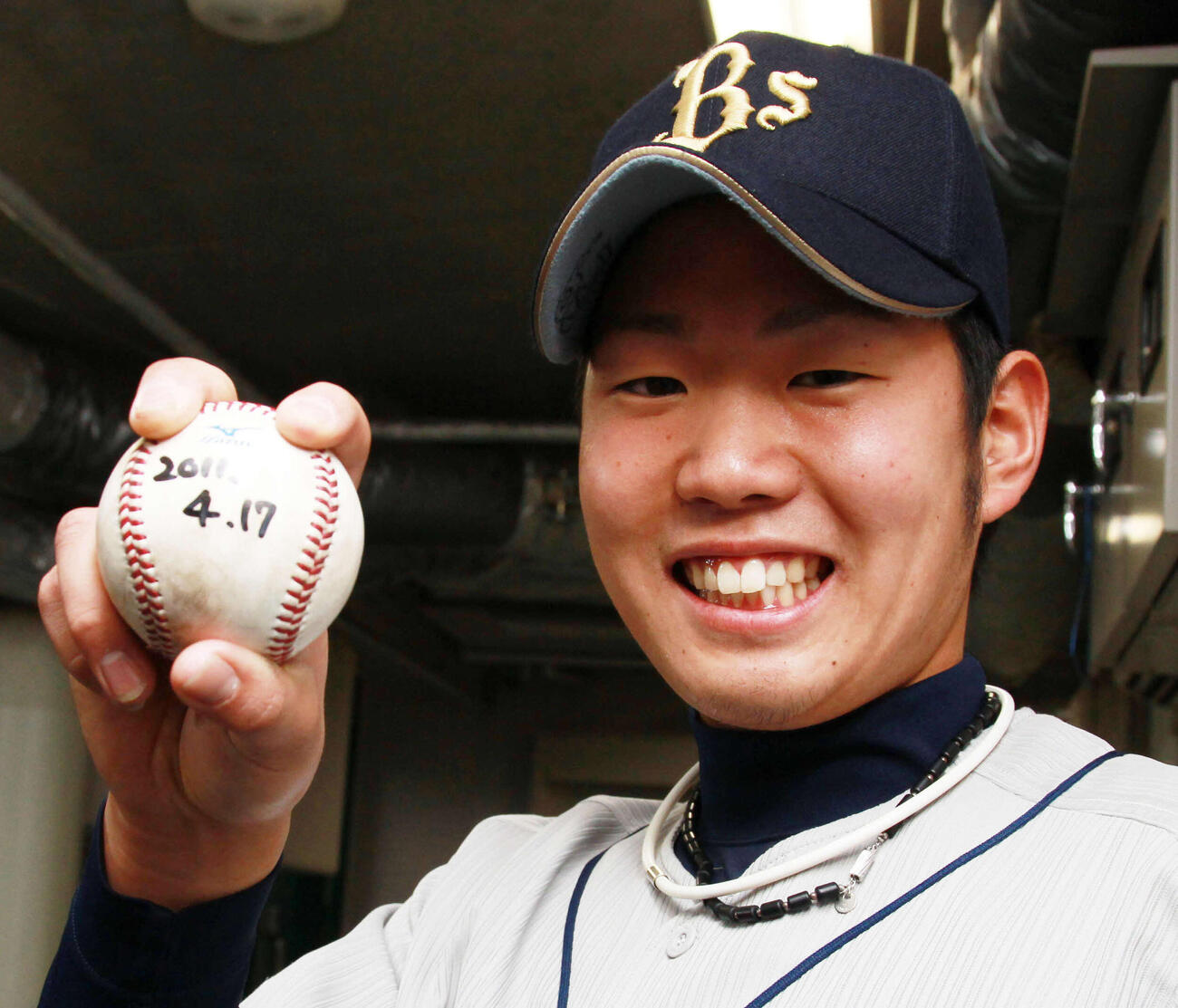 11年4月、楽天対オリックス3回戦　7回3安打1失点でプロ初勝利をあげた西勇輝がウイニングボールを手ににっこり