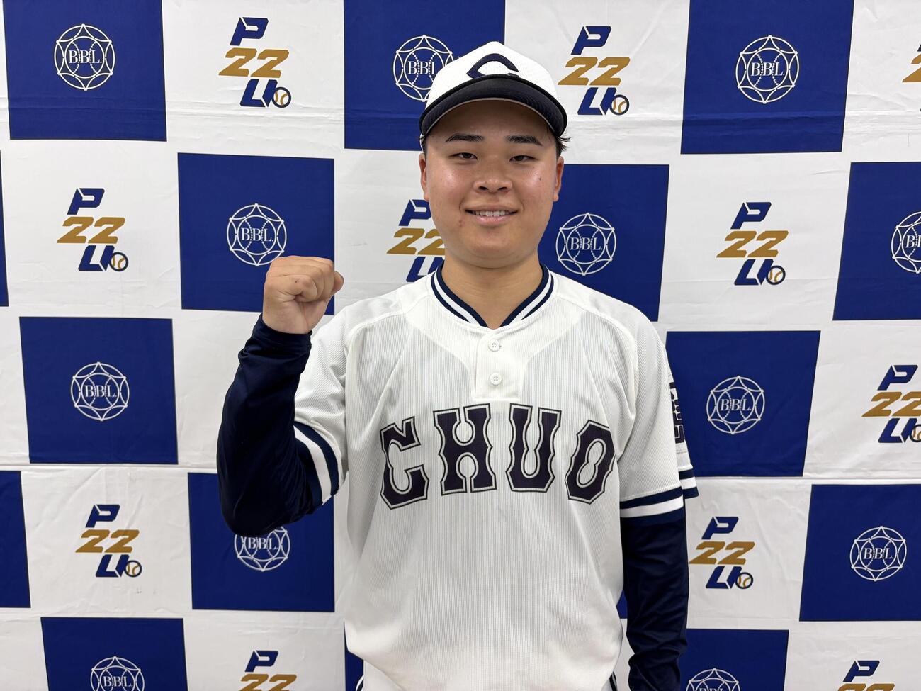中大対国学院大　試合後、笑顔でガッツポーズをする中大の子安秀弥（撮影・保坂淑子）