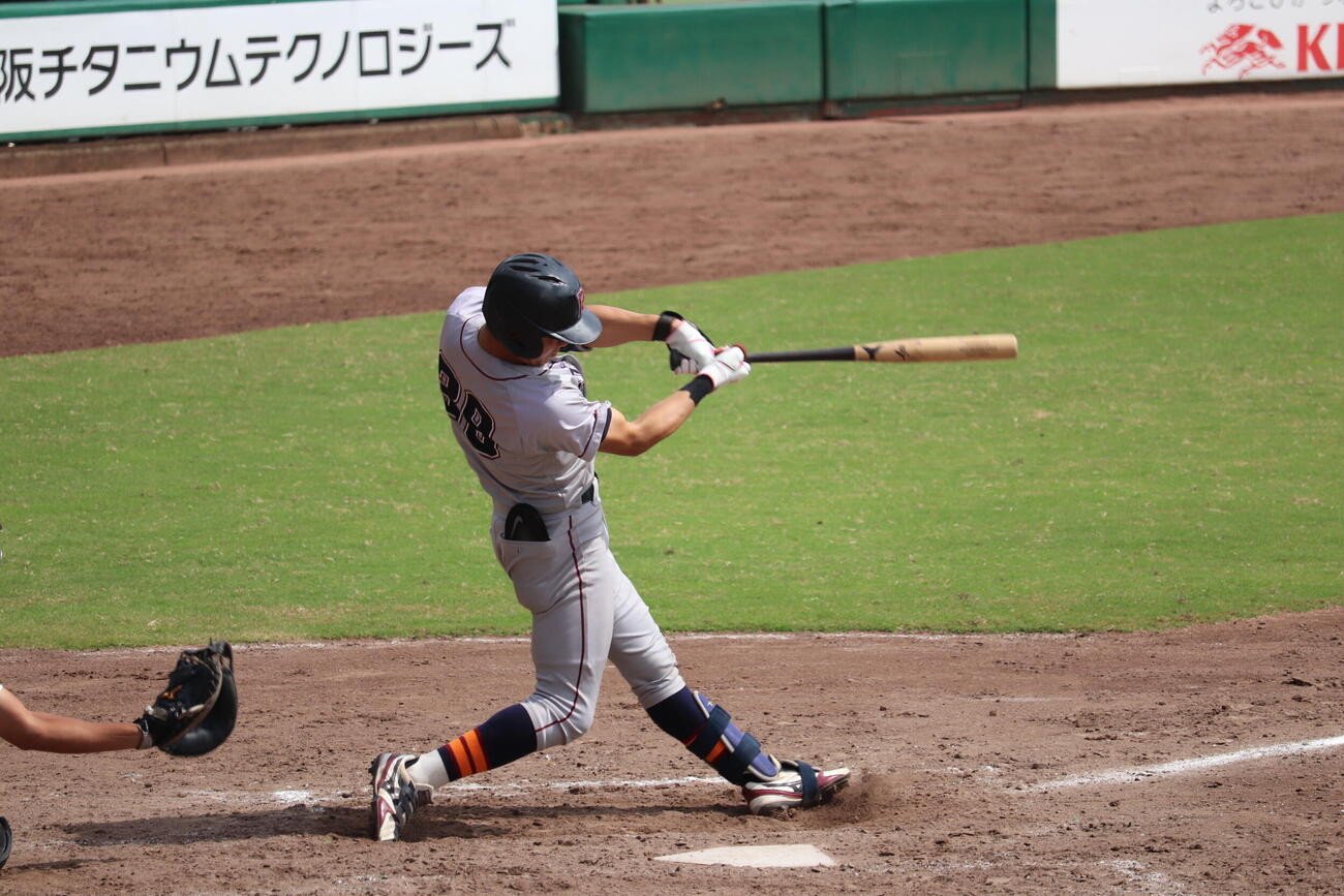 京大対立命大　京大戦で8回に適時左二塁打を放った西野啓也（撮影・佐藤妙月）
