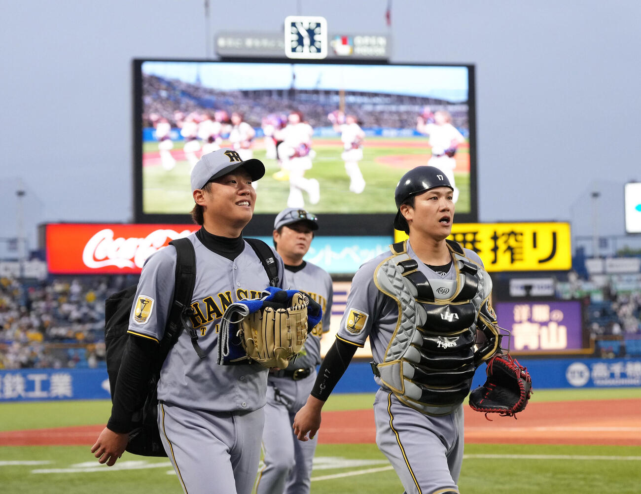 4月30日、ヤクルト対阪神　笑顔で試合へと臨む阪神西勇輝（左）と捕手伏見寅威