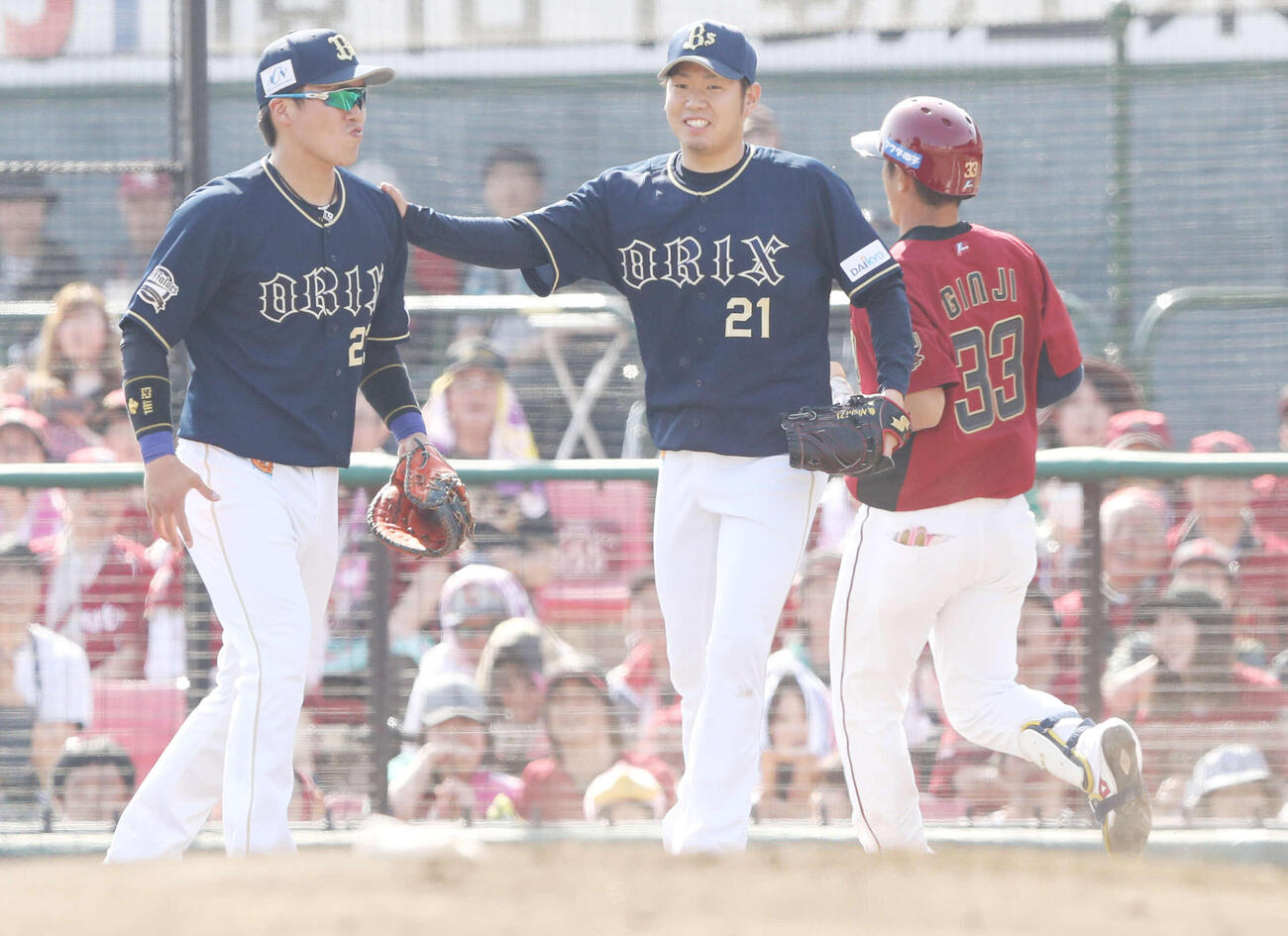 2018年4月、楽天対オリックスの2回、銀次を一ゴロに仕留め笑顔を見せるオリックス西（中央）。左は伏見