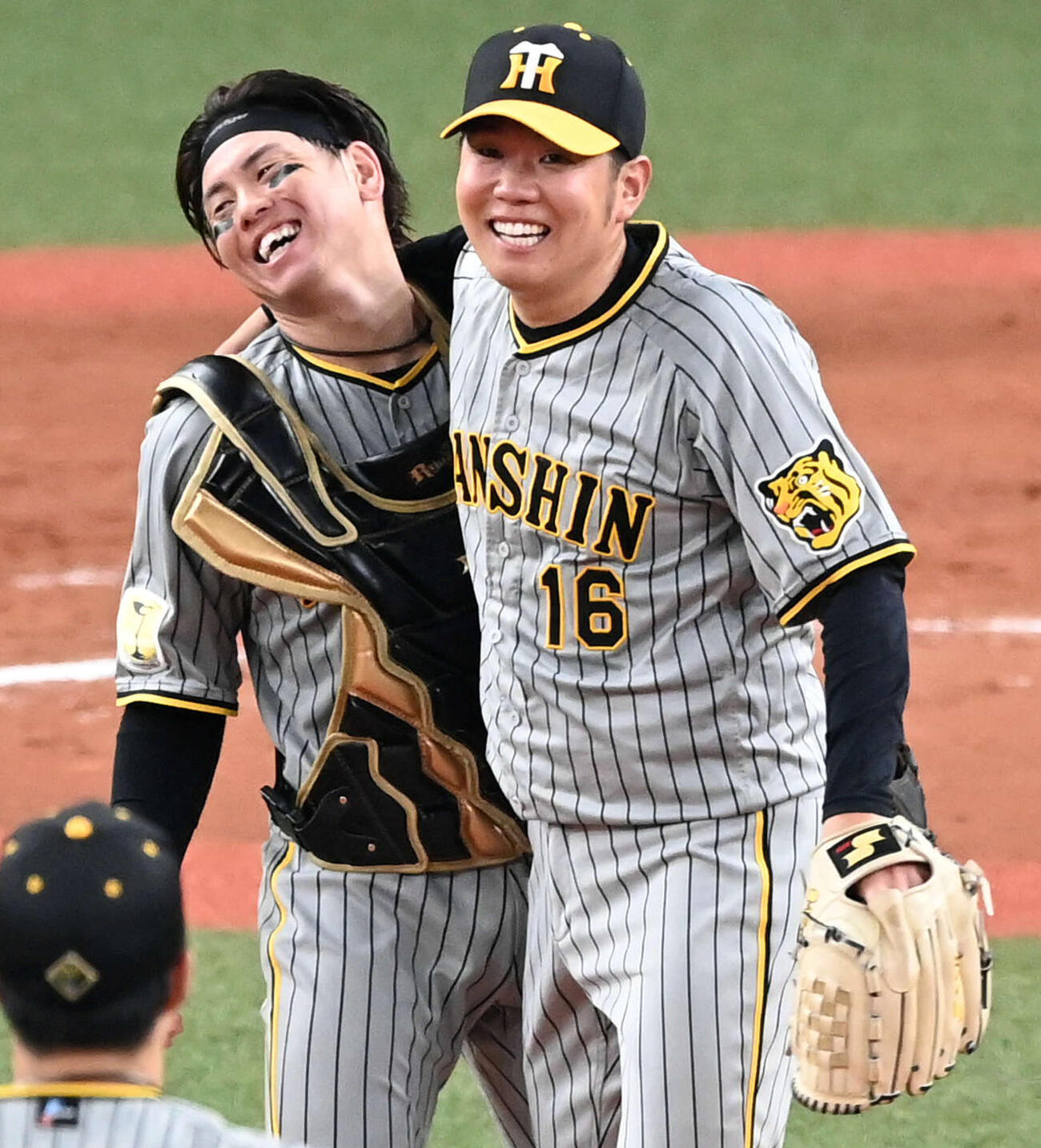 2024年6月13日、オリックス対阪神　オリックスを完封した西勇（右）は梅野と肩を組んで喜ぶ（撮影・前岡正明）