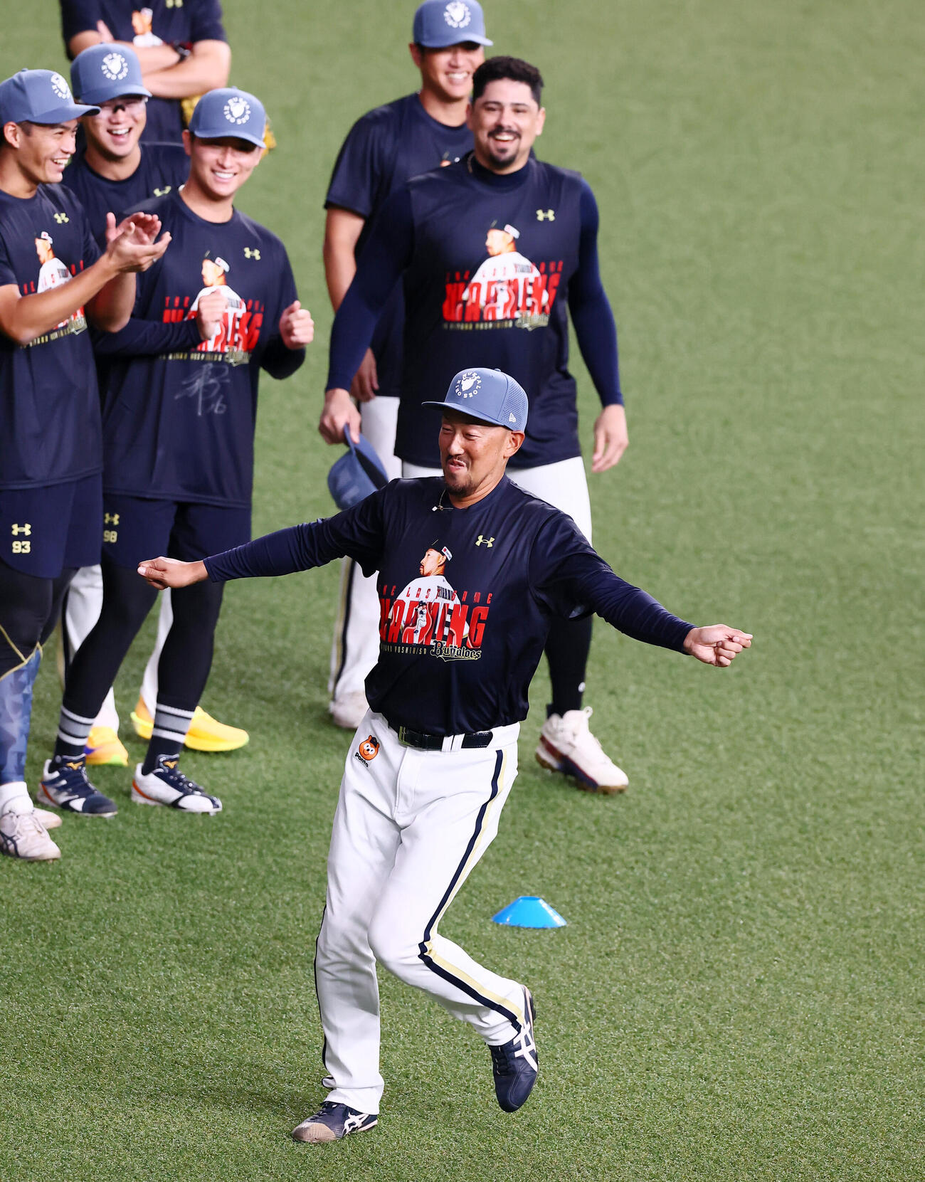 オリックス対ソフトバンク　アンドレス・マチャド（右）に促されダンスを披露するオリックス平野佳寿（撮影・加藤哉）