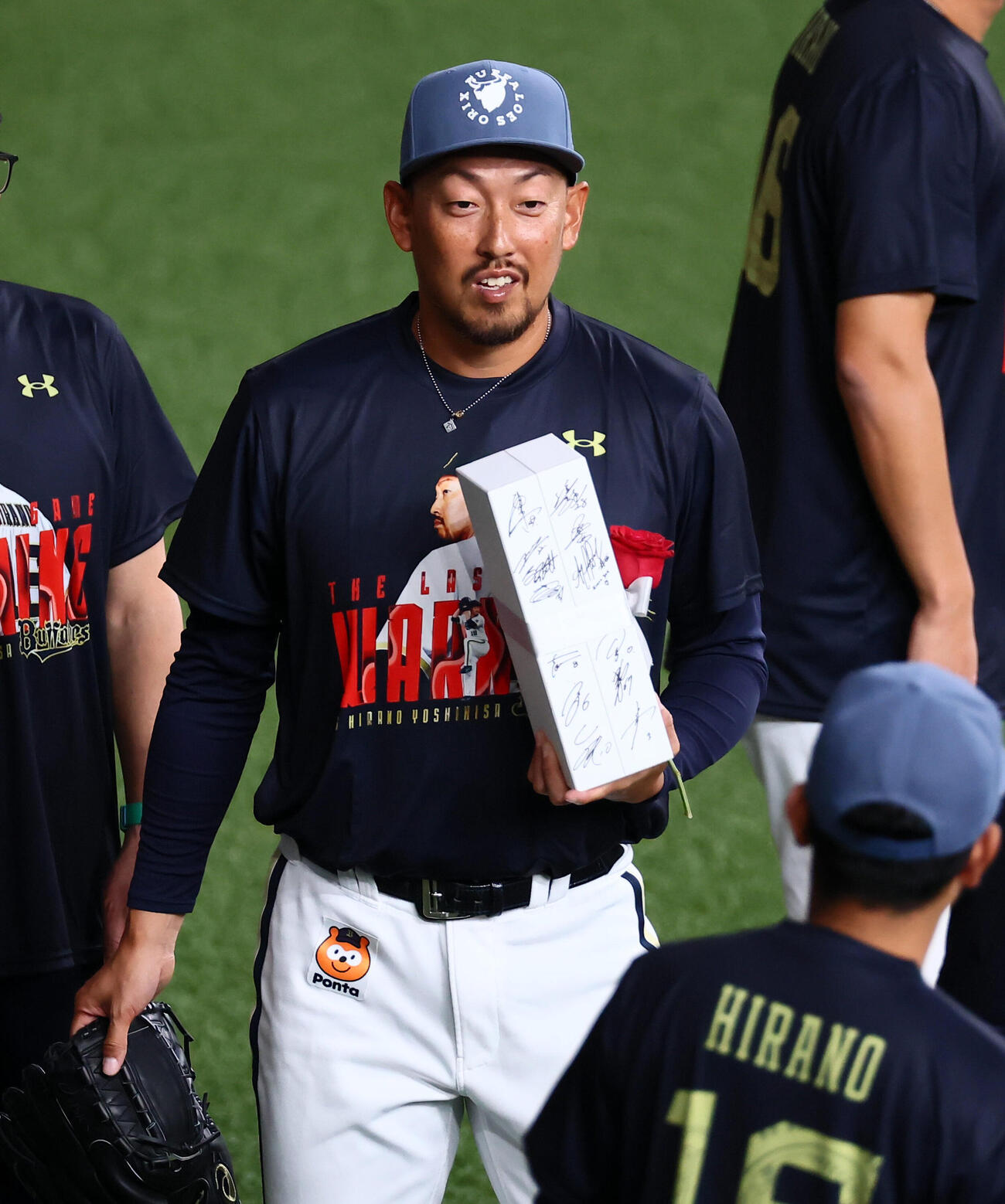 オリックス対ソフトバンク　練習前オリックス平野佳寿は投手陣からプレゼントをもらう（撮影・加藤哉）