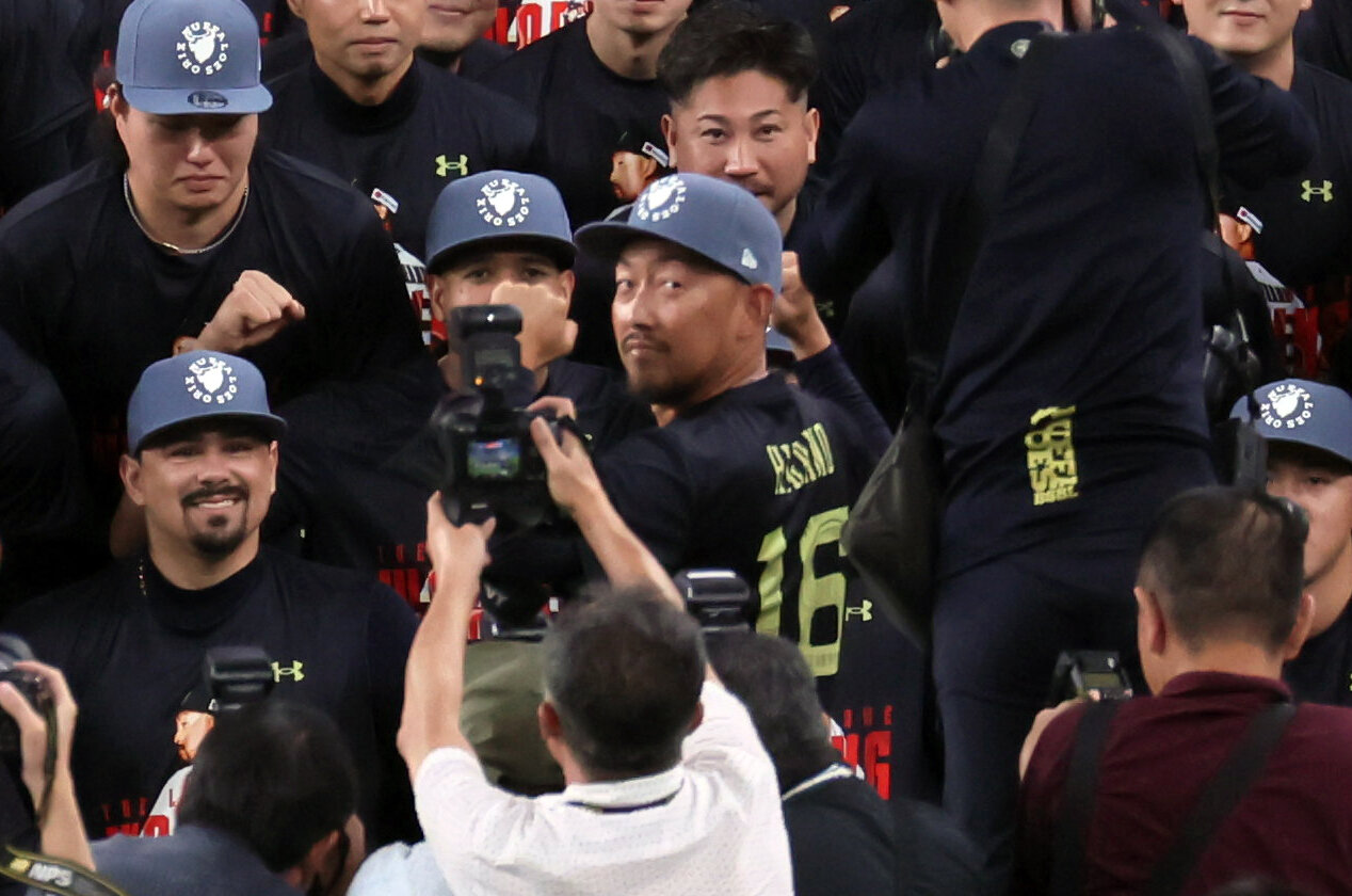 オリックス対ソフトバンク　引退試合に向けて記念撮影する平野佳寿らオリックスナイン（撮影・宮崎幸一）