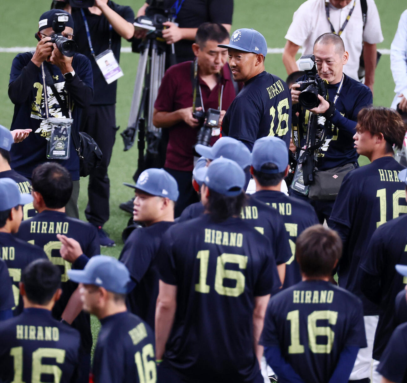 オリックス対ソフトバンク　お揃いの背番号16番Tシャツを着たナインと記念写真に納まるオリックス平野佳寿（撮影・加藤哉）