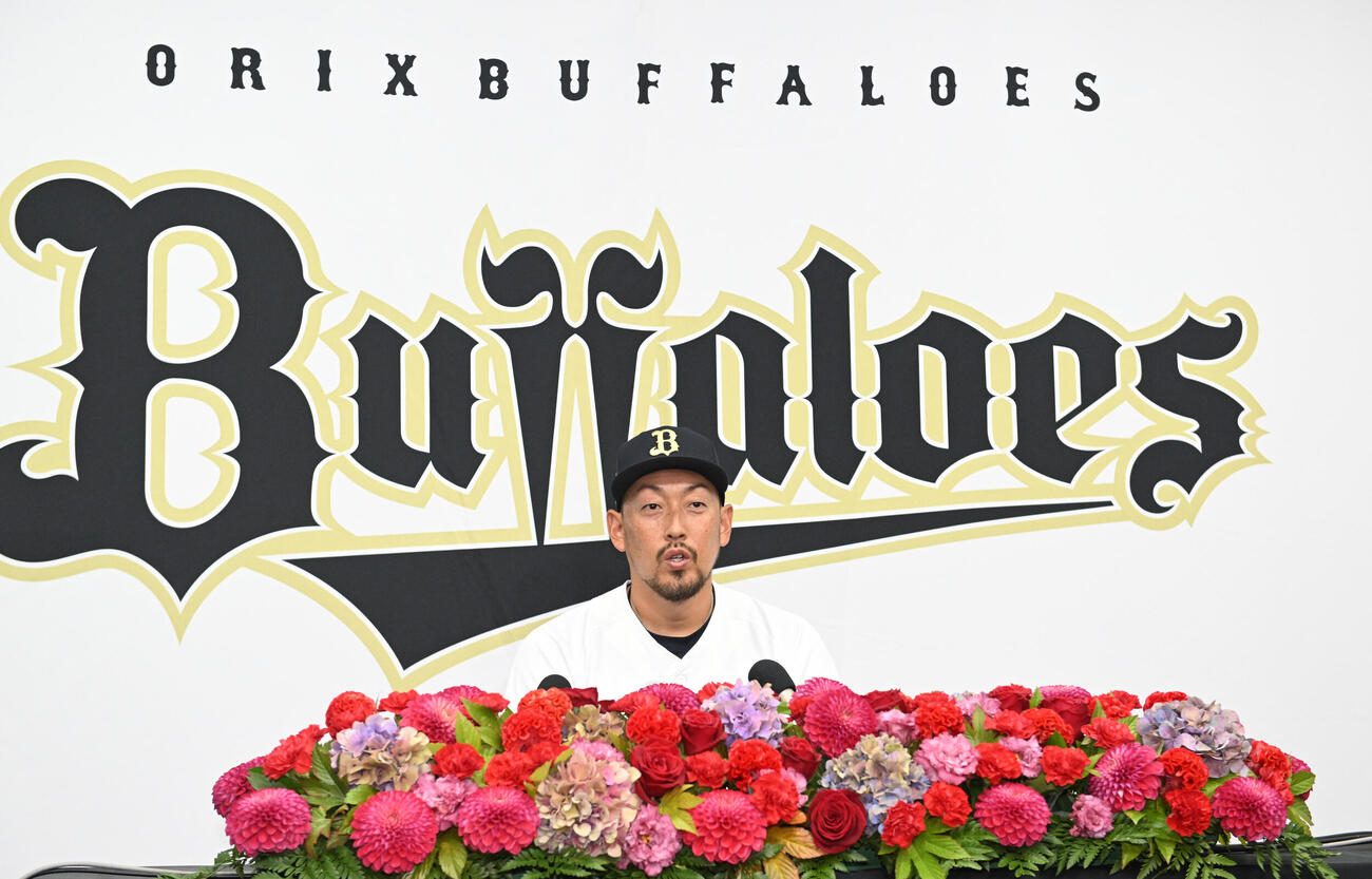 引退会見をするオリックス平野佳寿（撮影・和賀正仁）