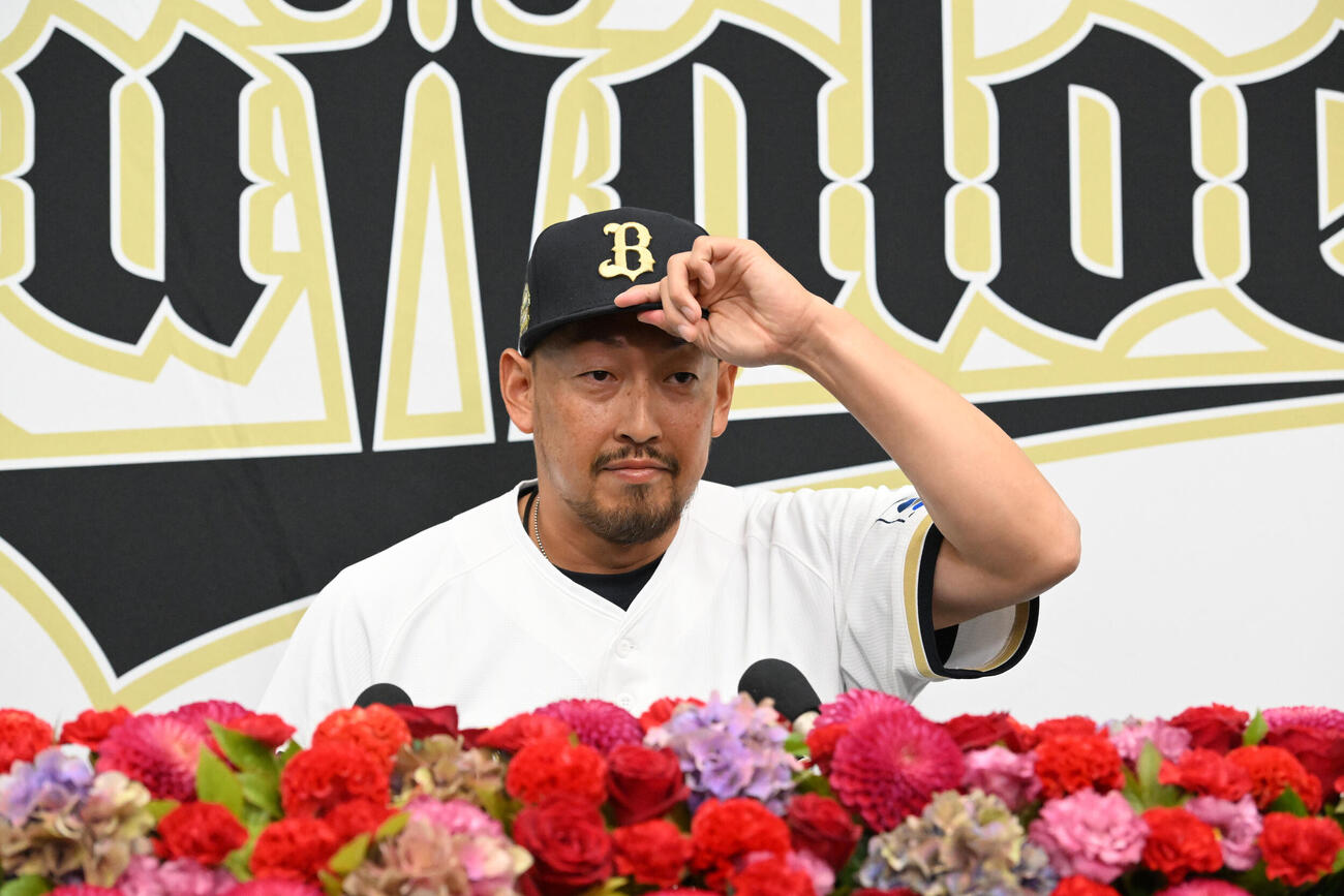 引退会見をするオリックス平野佳寿（撮影・和賀正仁）