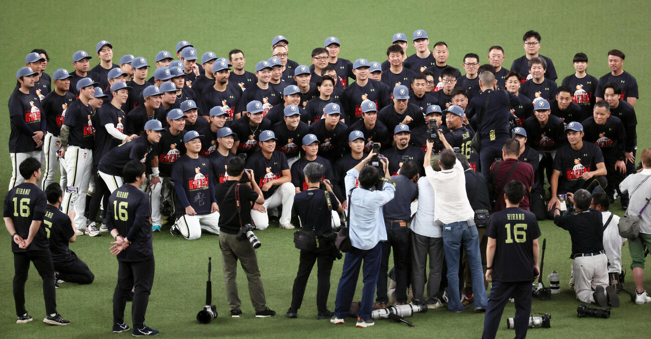 オリックス対ソフトバンク　引退試合に向けて記念撮影する平野佳寿らオリックスナイン（撮影・宮崎幸一）