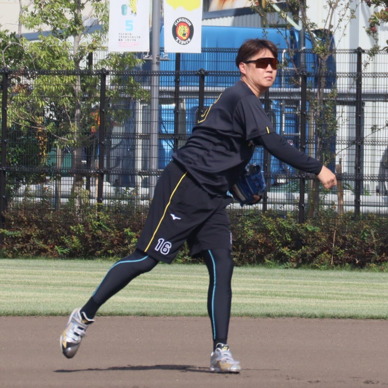 キャッチボールする阪神西勇輝（撮影・村松万里子）
