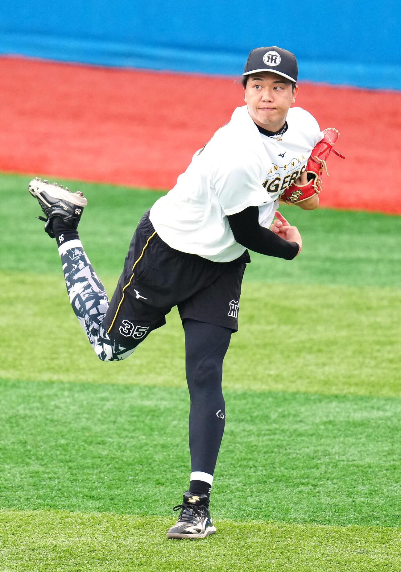 DeNA対阪神　試合前練習でキャッチボールする阪神才木浩人（撮影・江口和貴）