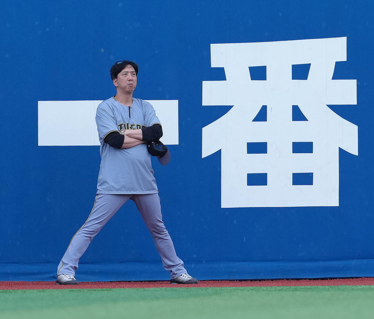 DeNA対阪神　練習を見つめる阪神藤川球児監督（撮影・足立雅史）