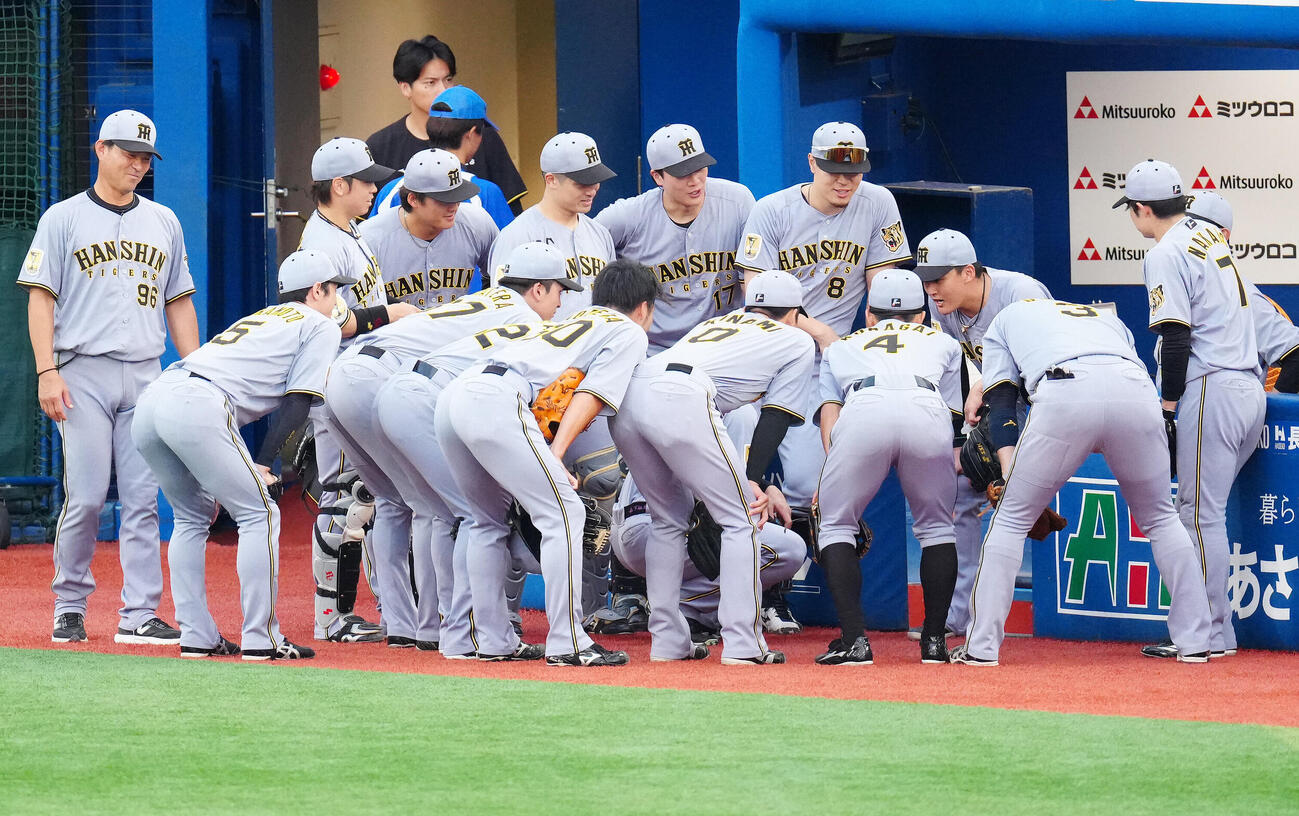 DeNA対阪神　試合前の円陣で声出しする阪神元山飛優（右から3人目）（撮影・江口和貴）
