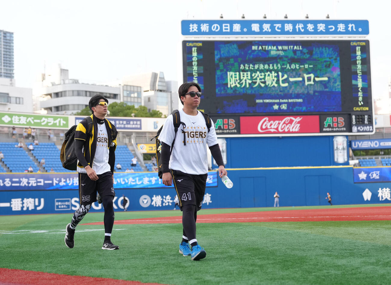DeNA対阪神　練習を終え、引き揚げる阪神の才木浩人（左）と村上頌樹（撮影・足立雅史）