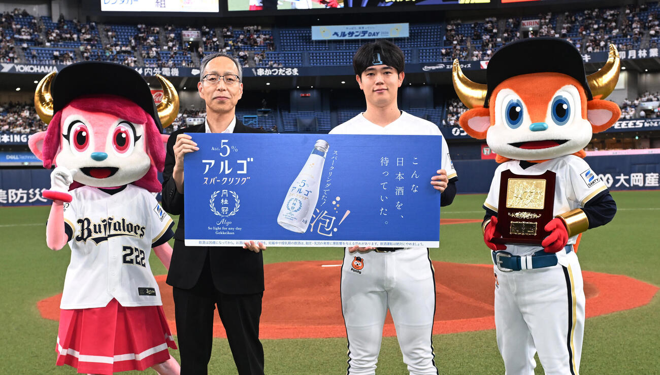 オリックス対ソフトバンク　「オリックス・バファローズ激励シリーズ」で表彰される太田椋（撮影・和賀正仁）