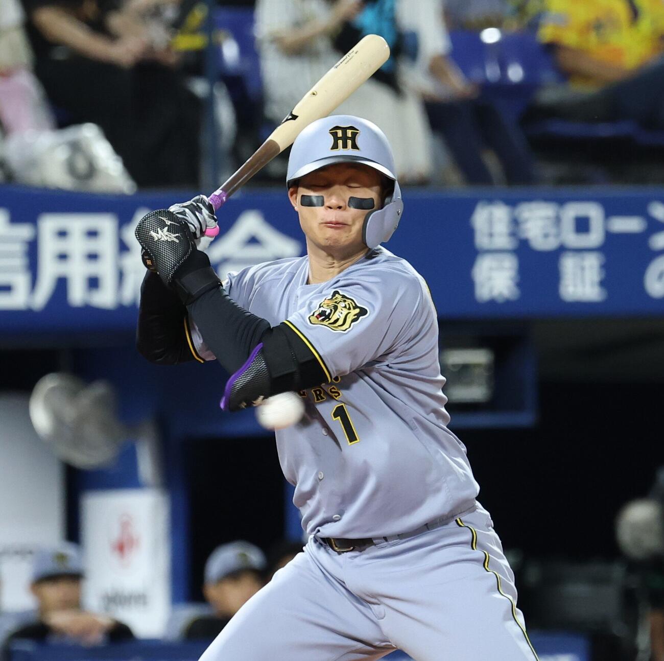 DeNA対阪神　1回表阪神1死三塁、死球を受ける森下翔太（撮影・黒川智章）
