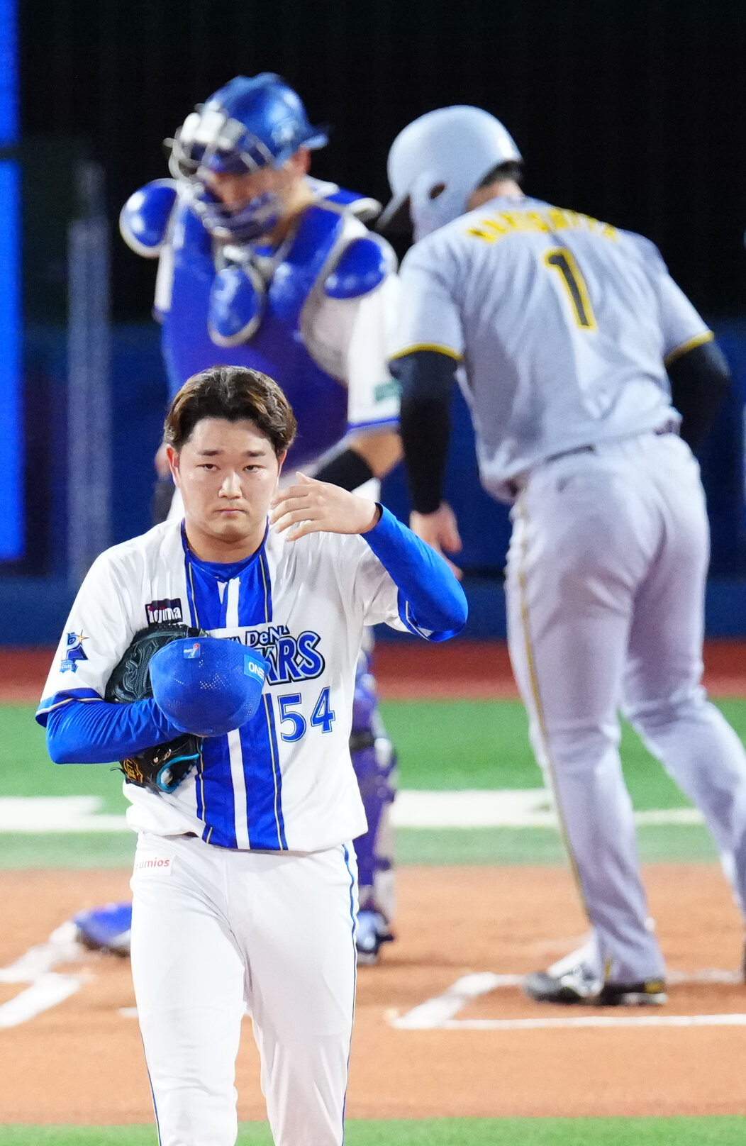 DeNA対阪神　1回表阪神1死三塁、森下翔太（後方）に死球を与えた石田裕太郎（撮影・江口和貴）