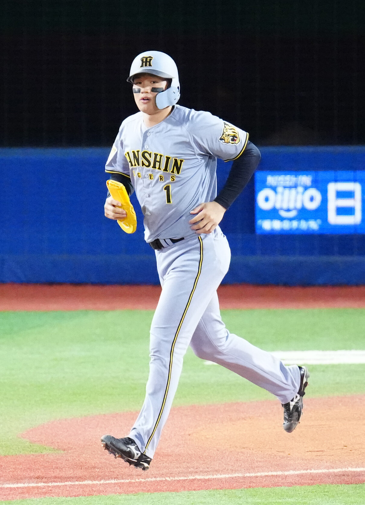 DeNA対阪神　1回表阪神1死三塁、死球を受けた森下翔太（撮影・江口和貴）