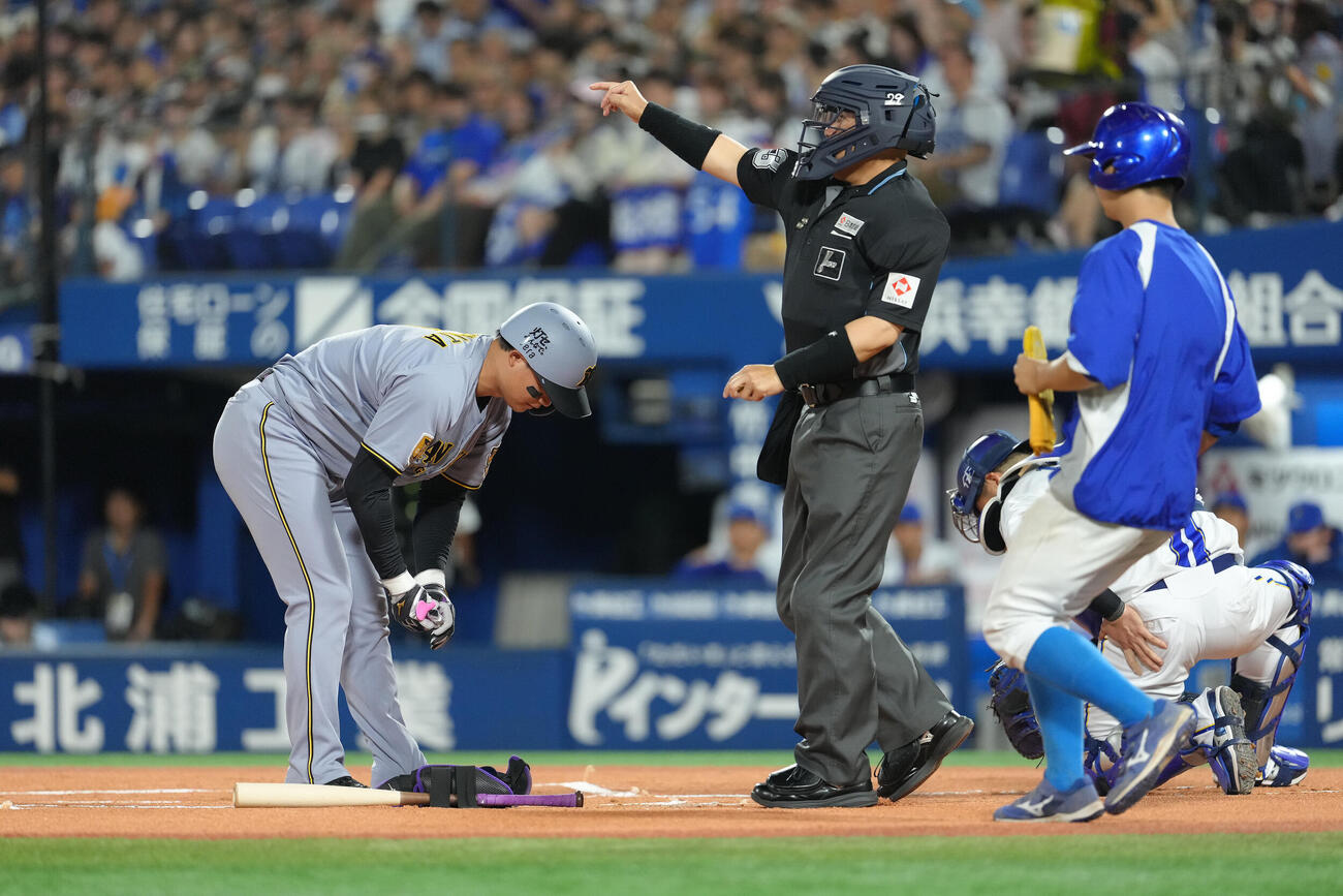 DeNA対阪神　1回表阪神1死三塁、森下翔太は死球を受ける（撮影・足立雅史）