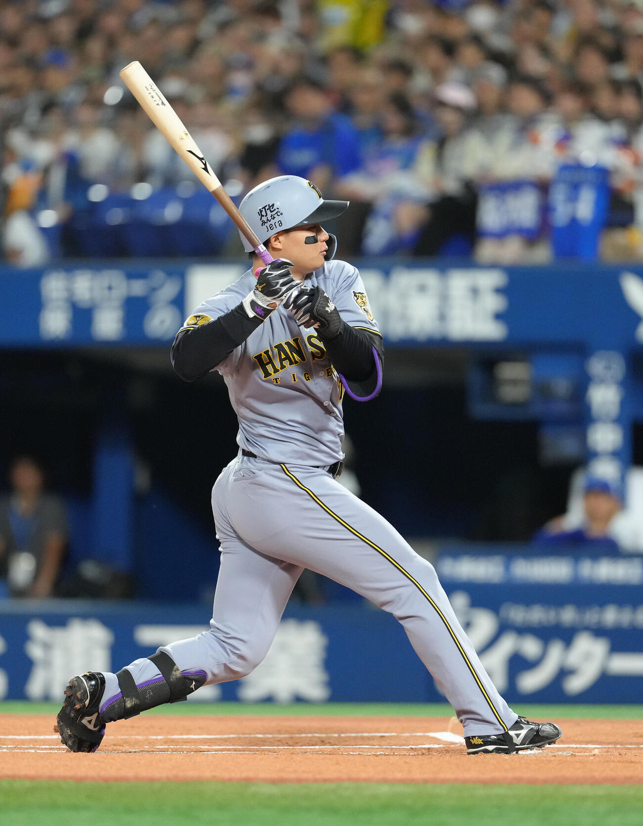 DeNA対阪神　1回表阪神1死三塁、森下翔太は死球を受ける（撮影・足立雅史）