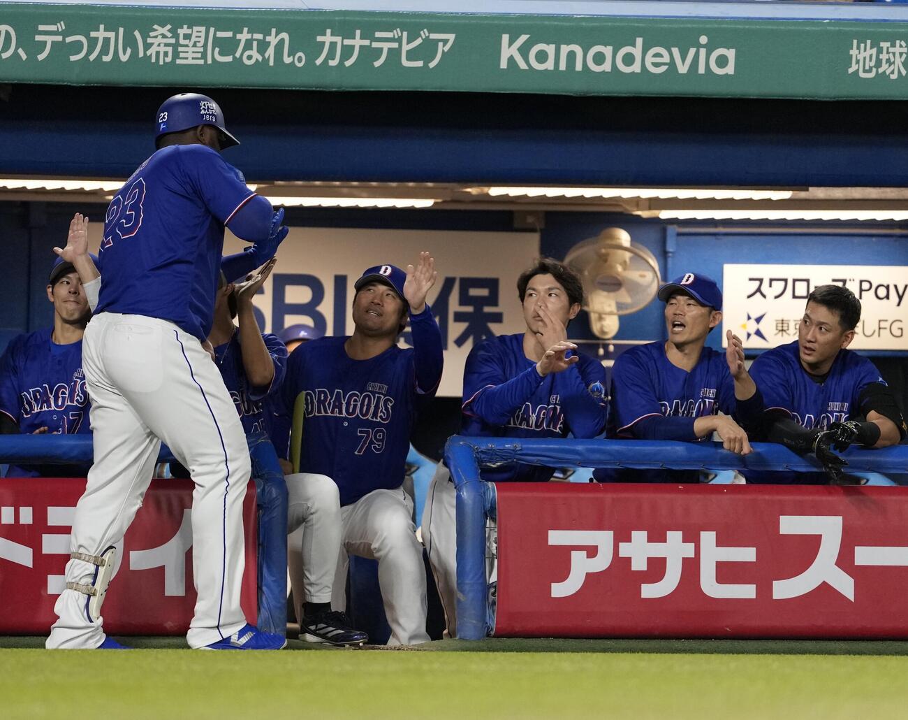 ヤクルト対中日　1回表中日2死二塁、先制2点本塁打を放ちナインから祝福されるサノー（手前）（撮影・小島史椰）