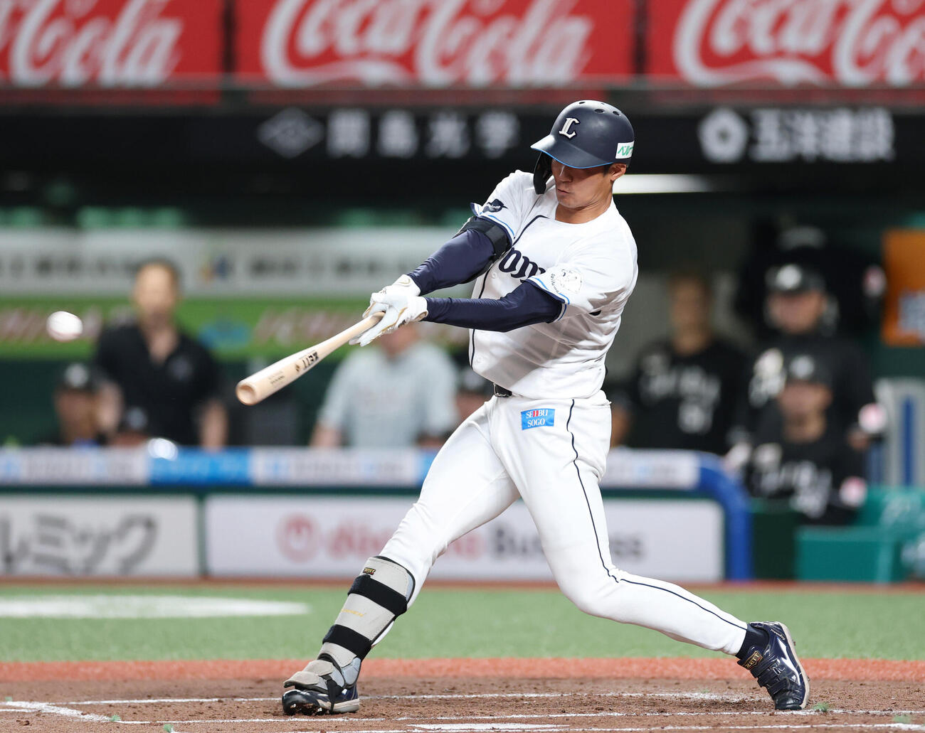 西武対ロッテ　2回裏西武2死、安打を放つ石井一成（撮影・増田悦実）