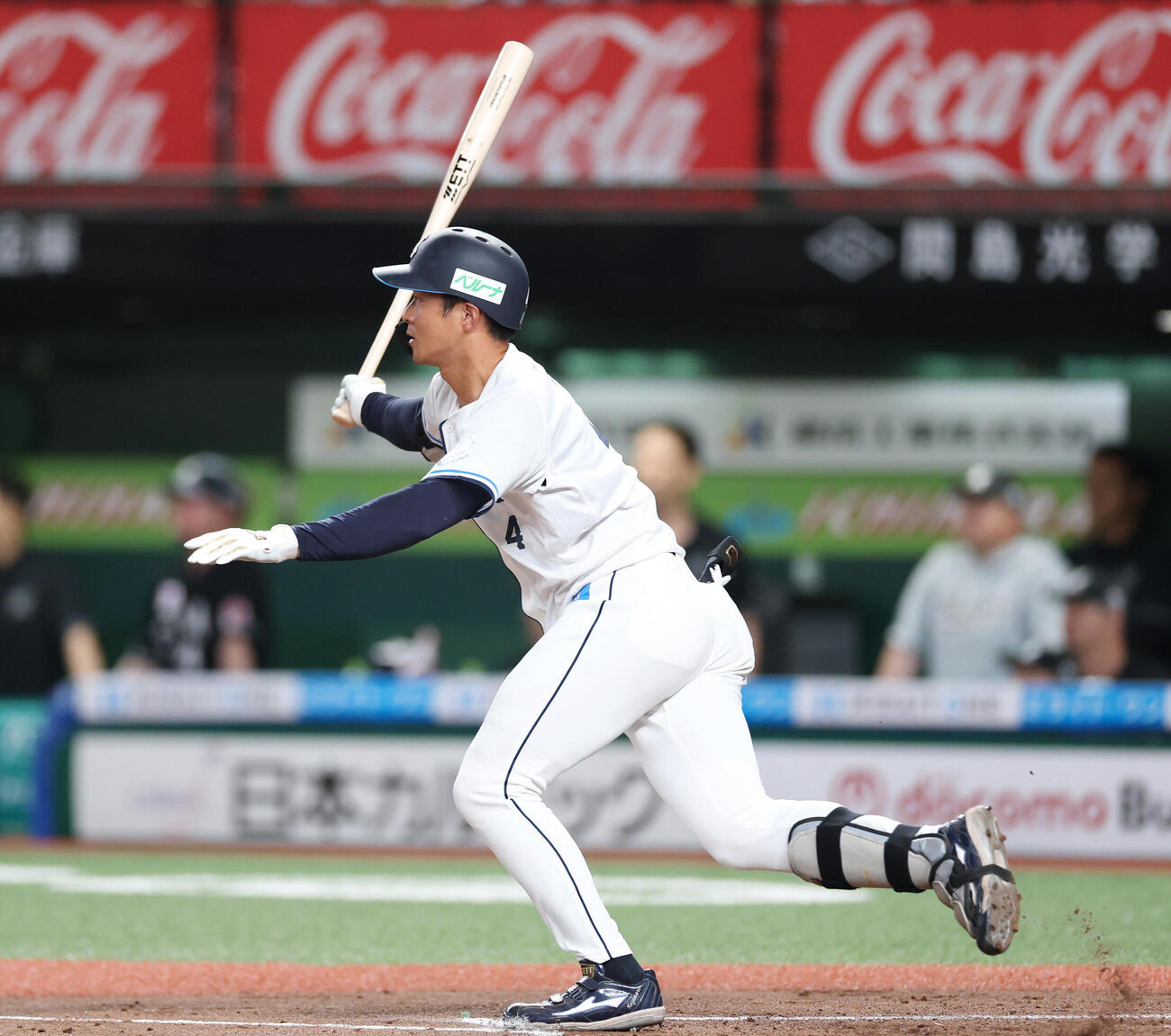 西武対ロッテ　2回裏西武2死、安打を放つ石井一成（撮影・増田悦実）