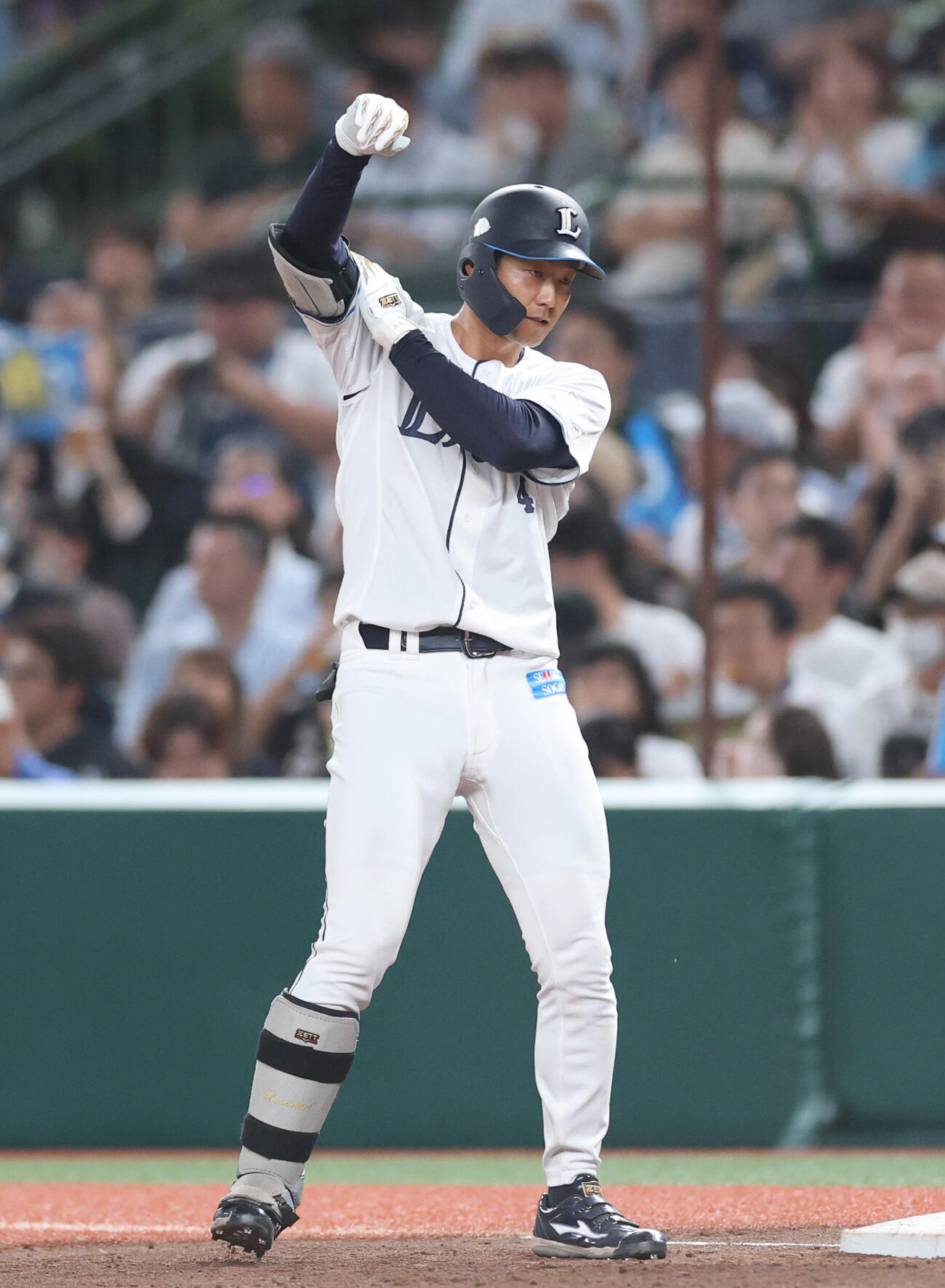西武対ロッテ　2回裏西武2死、安打を放ちポーズをする石井一成（撮影・増田悦実）