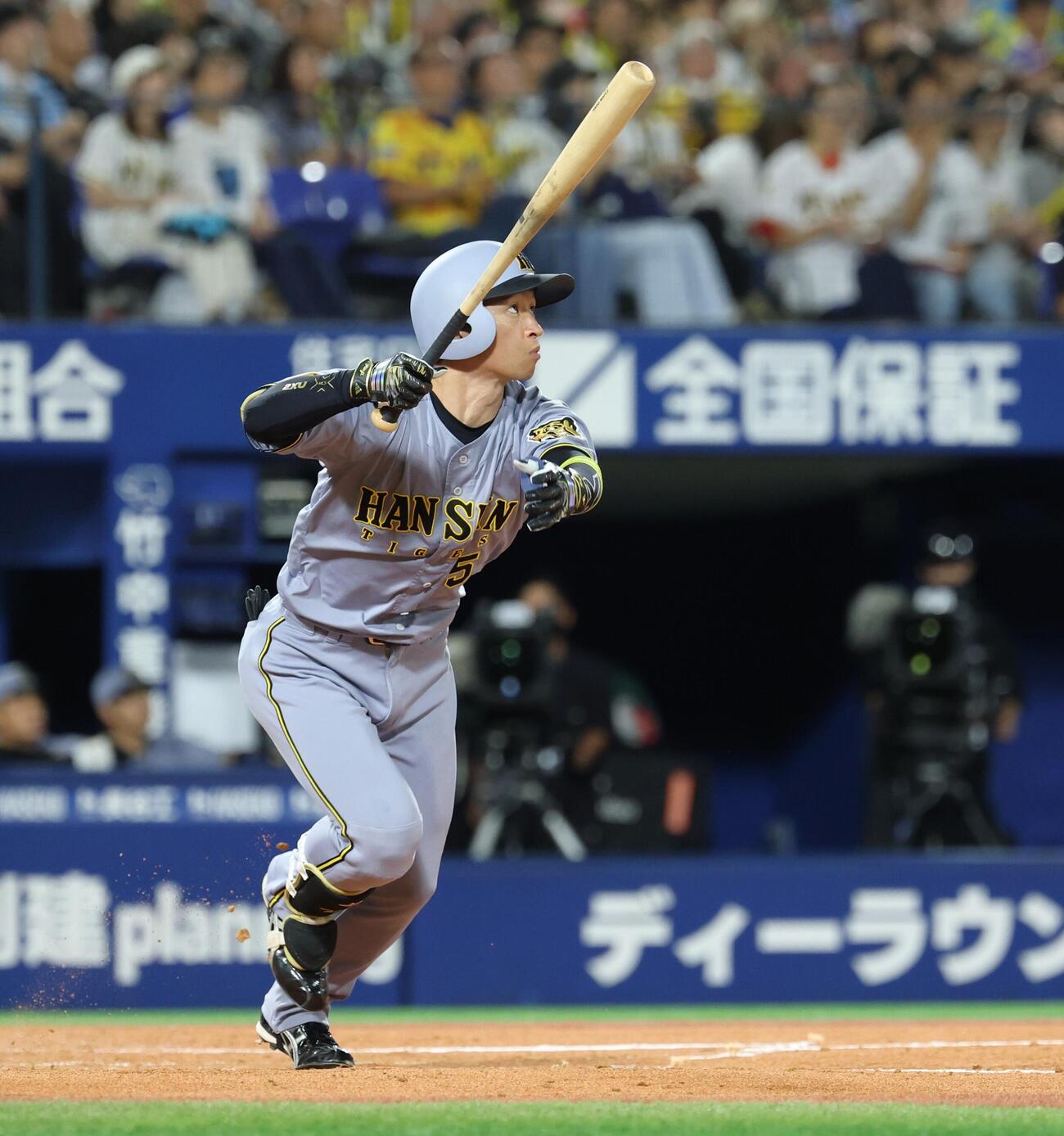 DeNA対阪神　3回表阪神1死、本塁打を放つ近本光司（撮影・黒川智章）