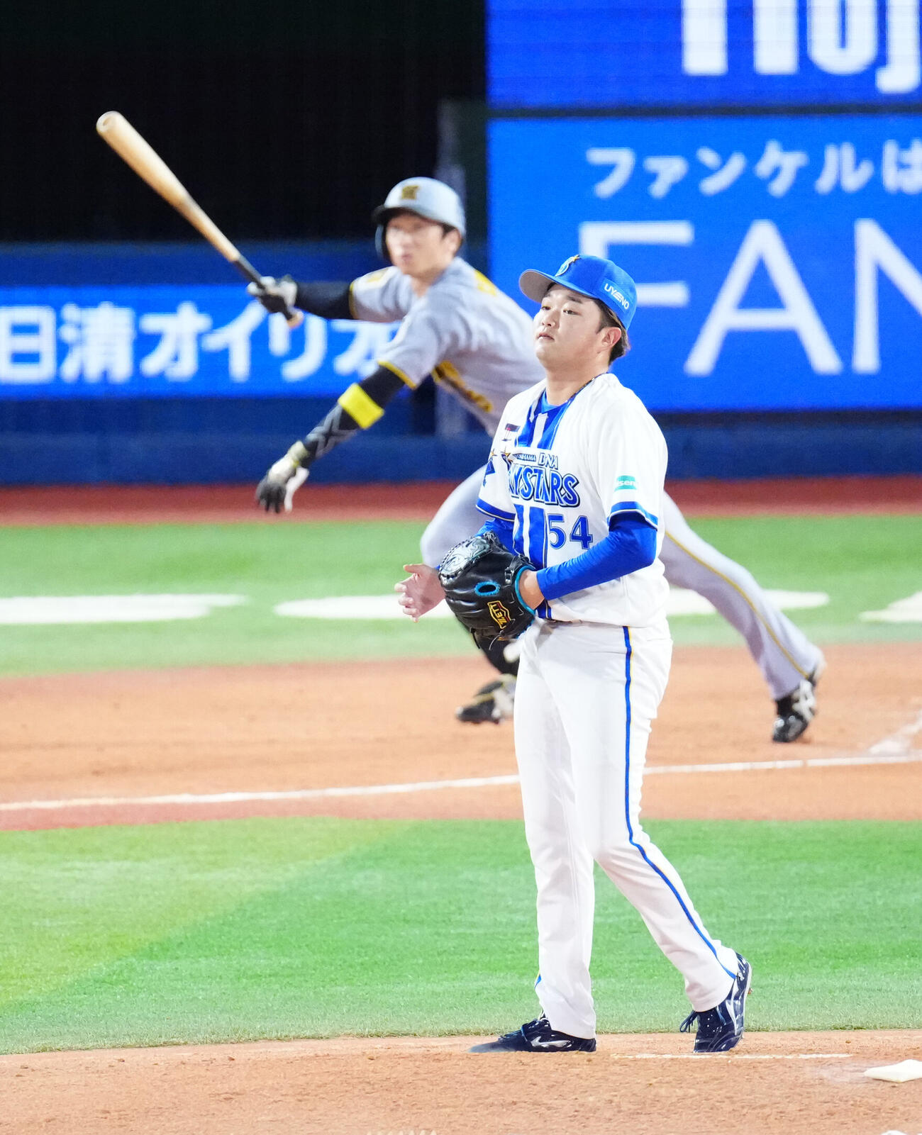 DeNA対阪神　3回表阪神1死、近本光司（後方）に先制本塁打を浴びる石田裕太郎（撮影・江口和貴）
