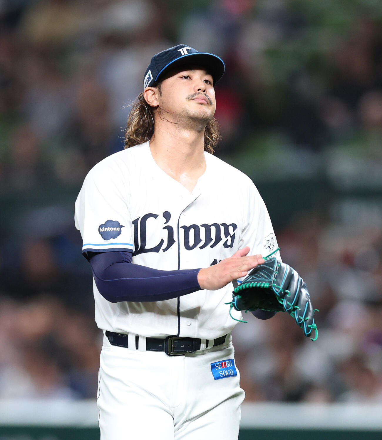 西武対ロッテ　3回表を3人で抑え手をたたく高橋光成（撮影・増田悦実）