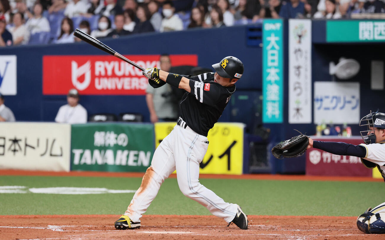 オリックス対ソフトバンク　3回表ソフトバンク2死一、三塁、近藤健介は適時打を放ち、今季100打点に到達する（撮影・宮崎幸一）
