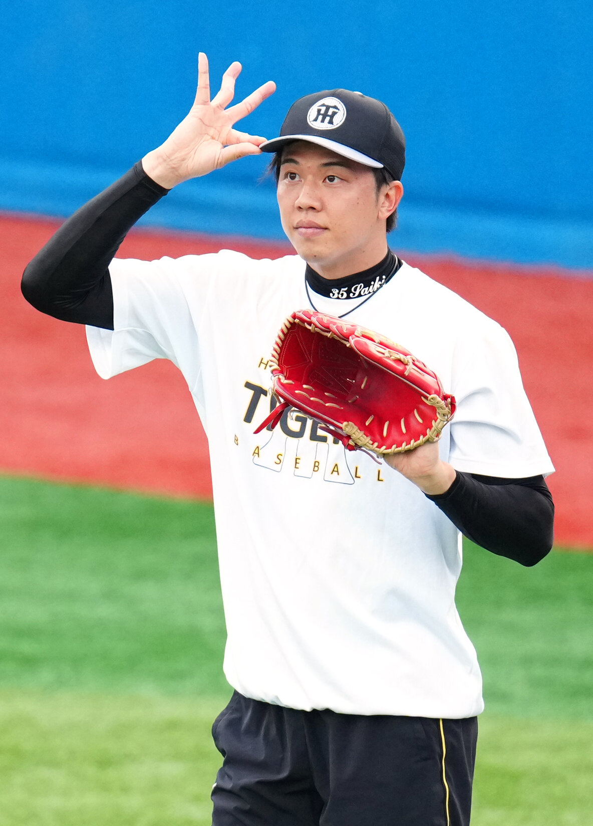 DeNA対阪神　試合前練習でキャッチボールする阪神才木浩人（撮影・江口和貴）